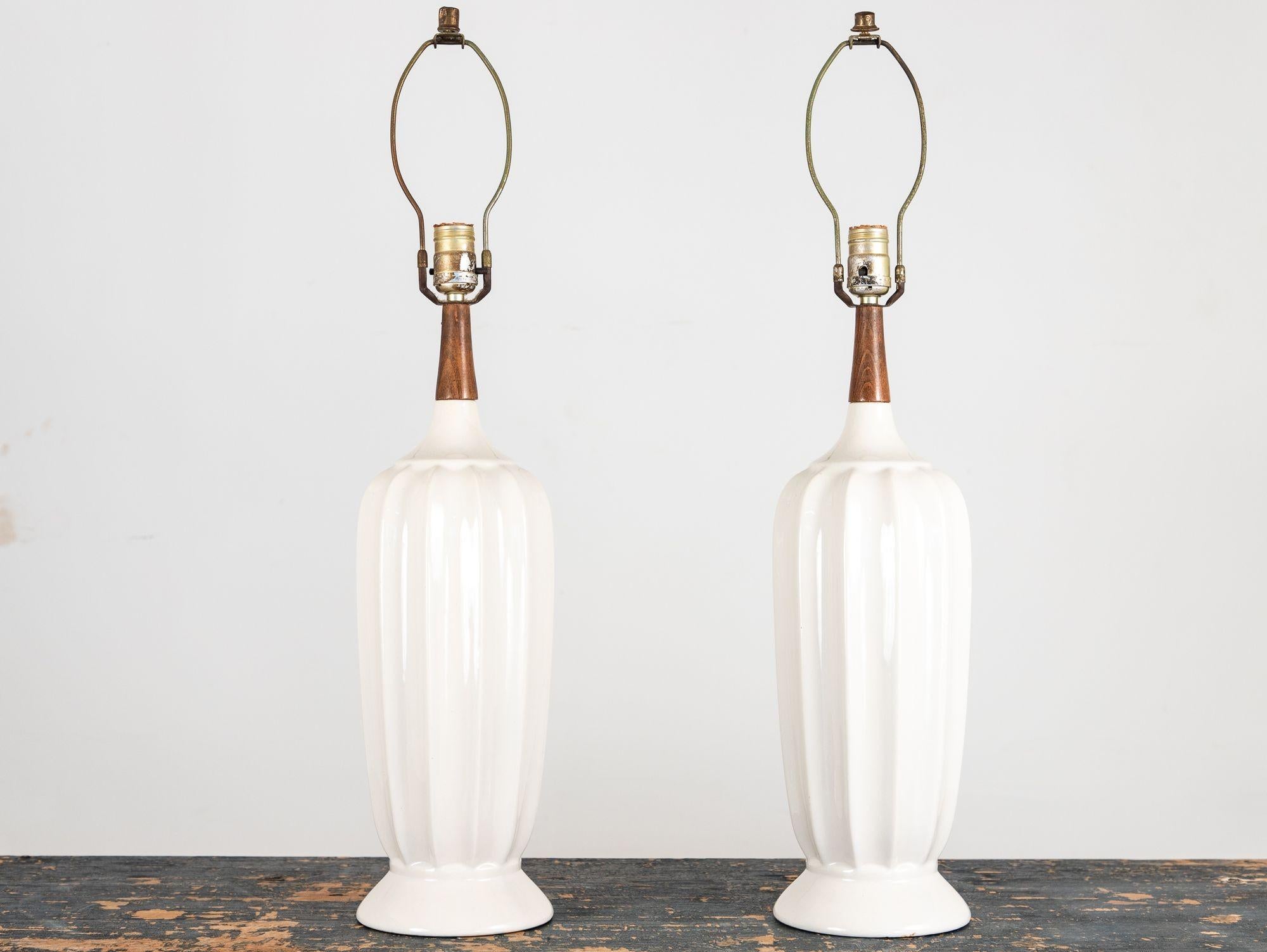 Milieu du XXe siècle Lampe de table du milieu du siècle en céramique blanche et noyer, Danemark, années 1960 en vente