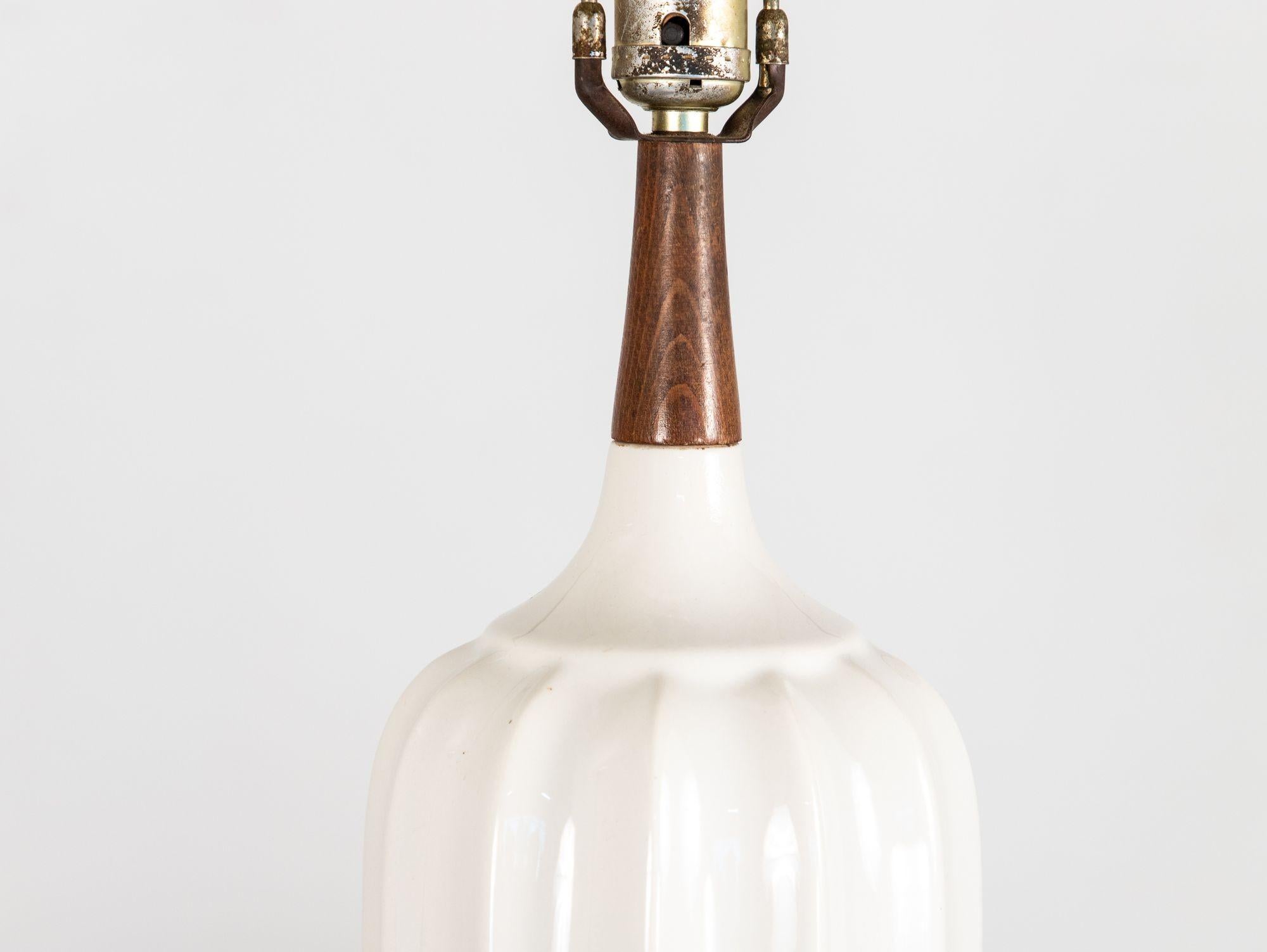 Céramique Lampe de table du milieu du siècle en céramique blanche et noyer, Danemark, années 1960 en vente