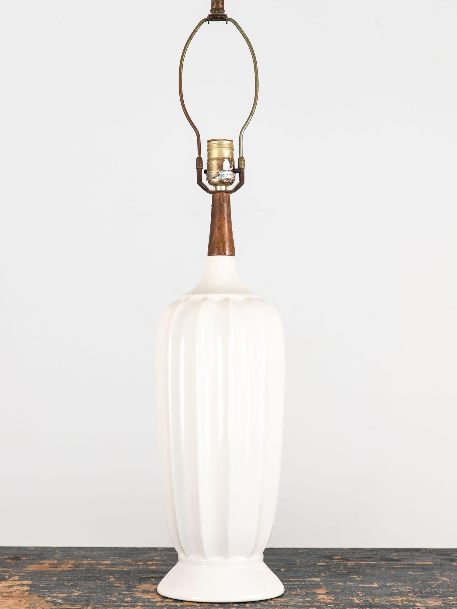 Céramique Lampe de table du milieu du siècle en céramique blanche et noyer, Danemark, années 1960 en vente