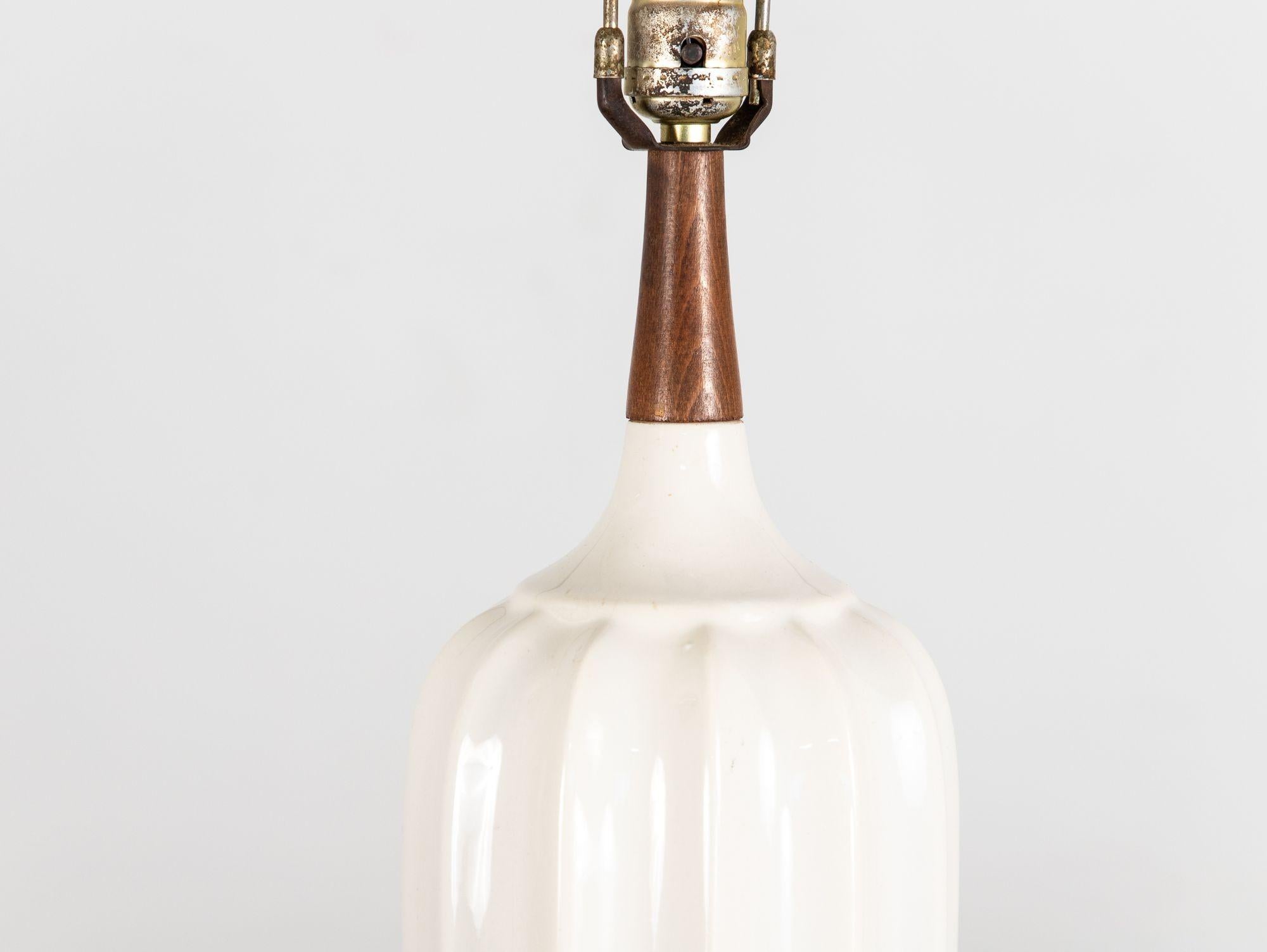 Lampe de table du milieu du siècle en céramique blanche et noyer, Danemark, années 1960 en vente 1