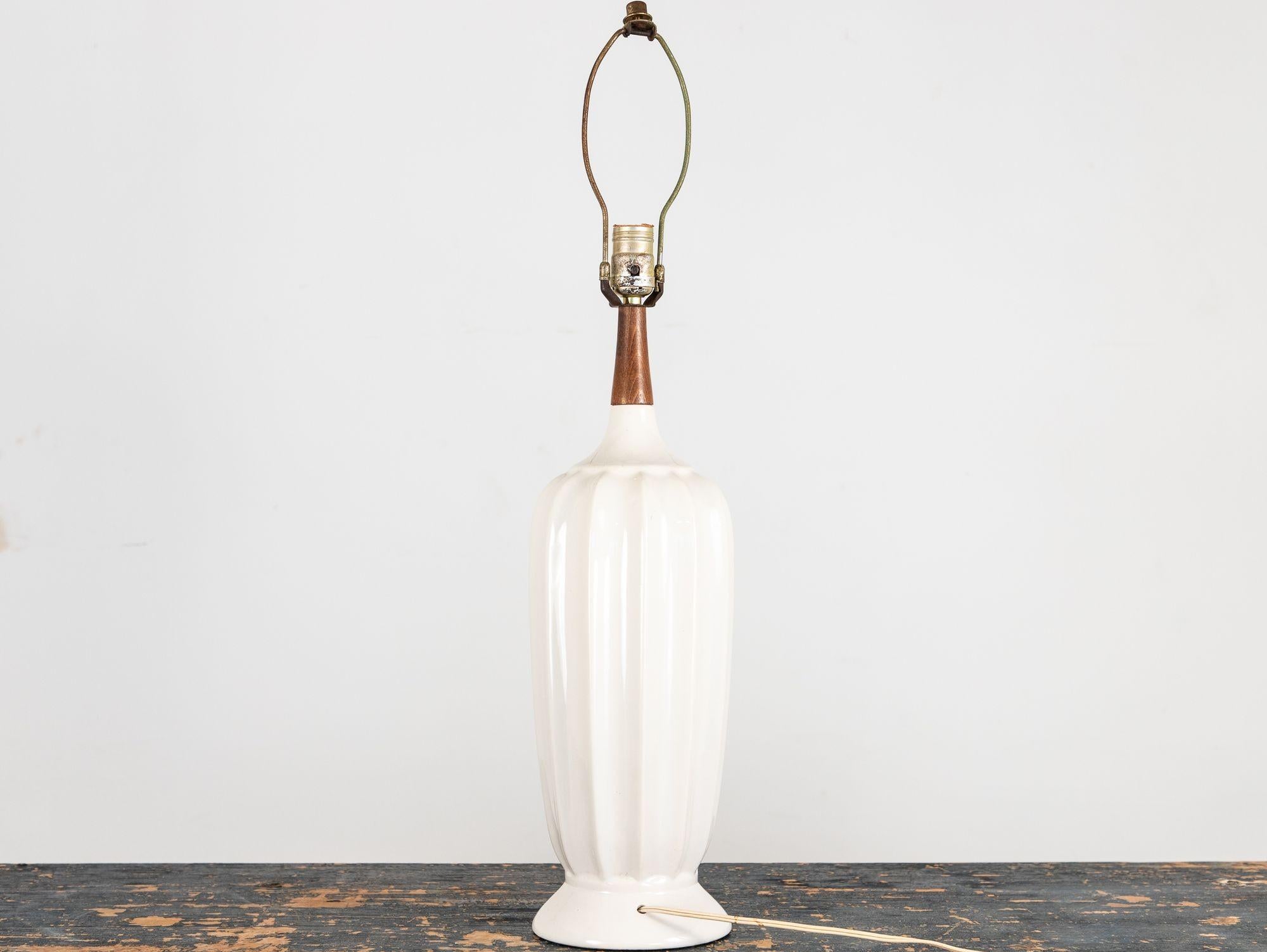 Lampe de table du milieu du siècle en céramique blanche et noyer, Danemark, années 1960 en vente 2