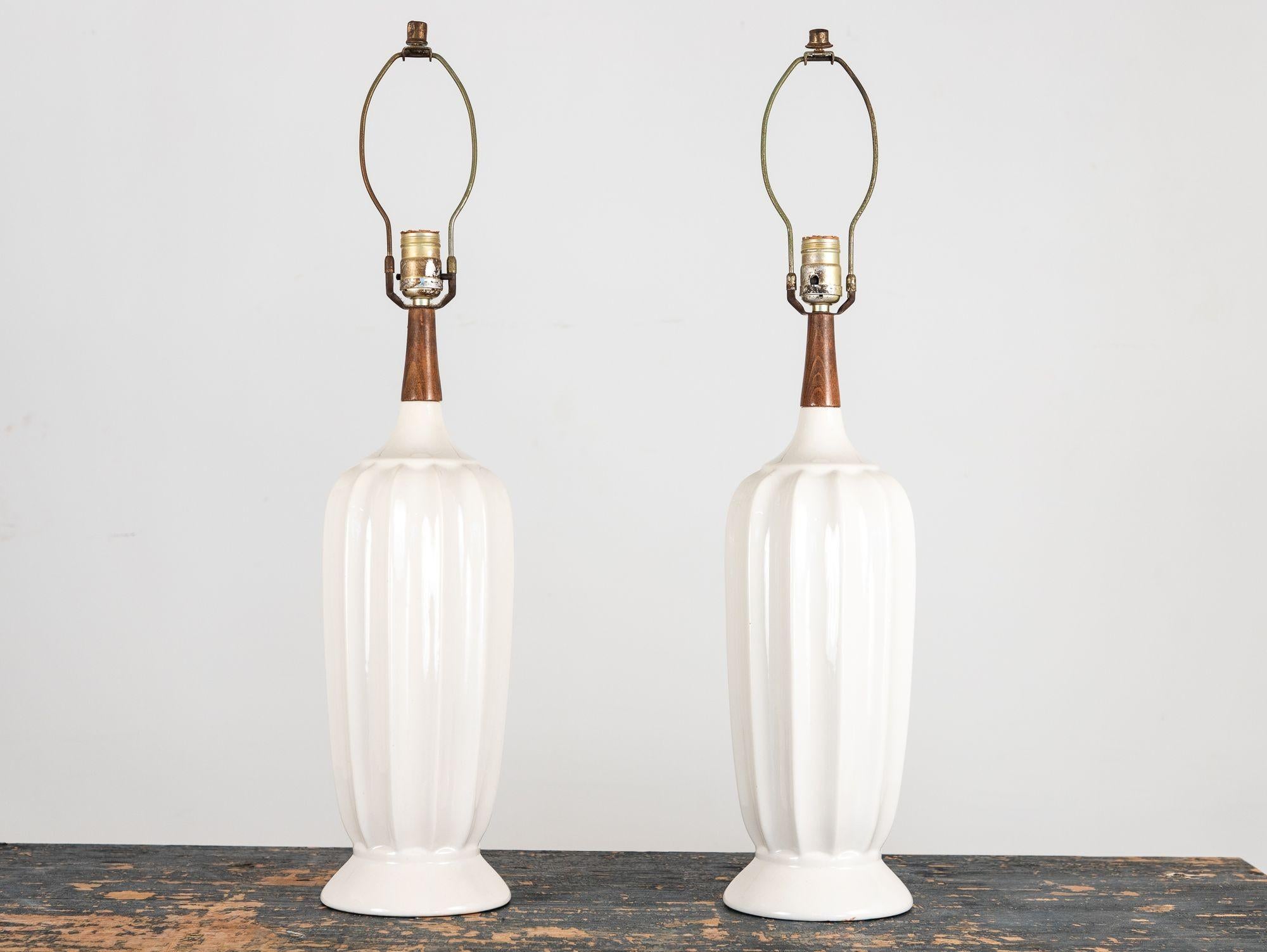 Lampe de table du milieu du siècle en céramique blanche et noyer, Danemark, années 1960 en vente 3