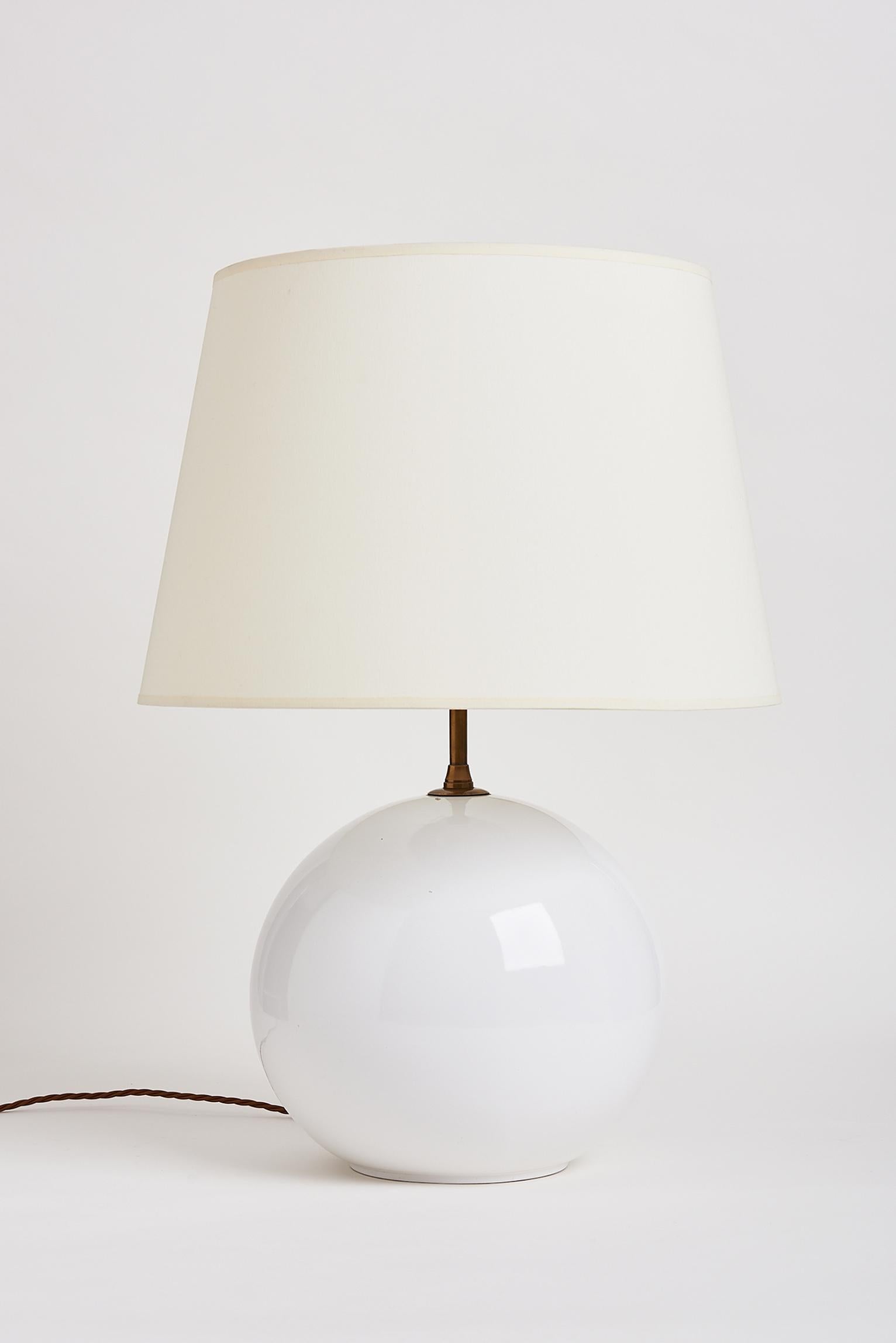 A large white ceramic spherical table lamp.
France, third quarter of the 20th century.
Measures: With the shade: 66 cm high by 46 cm diameter.
Lamp base only: 41 cm high by 31 cm diameter.