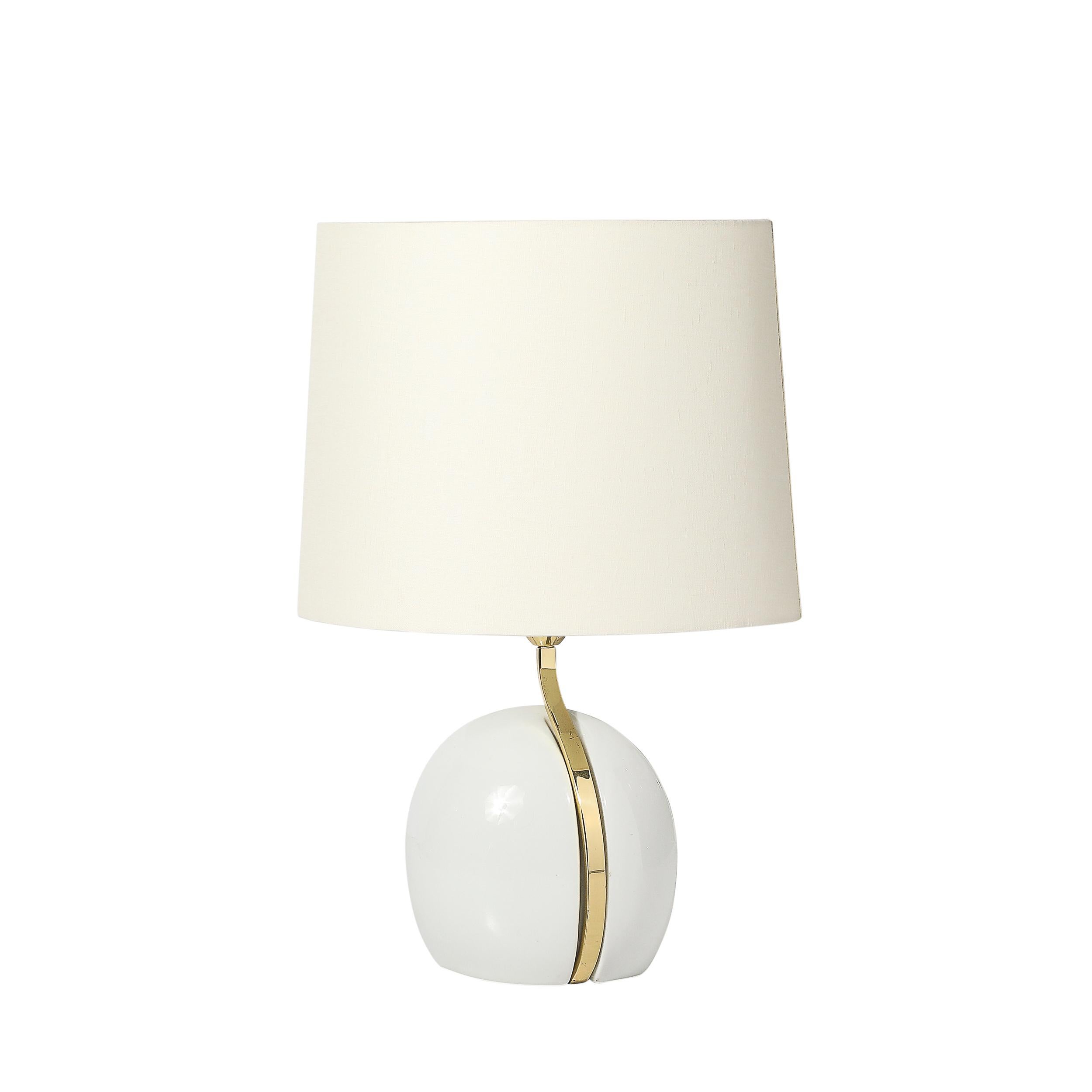 Questa eccezionale coppia di lampade da tavolo moderniste del Mid-Century di Lumi, realizzate a Murano, in Italia, rappresenta la perfetta sinergia tra un design accurato e una materialità raffinata. Ogni lampada è caratterizzata da una base