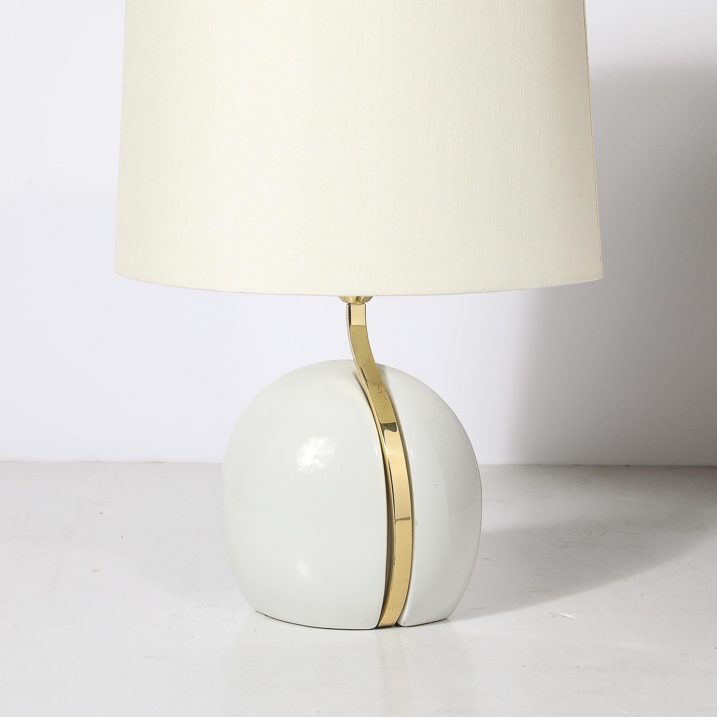 Mid-Century moderno Lampade da tavolo scultoree di metà secolo in ceramica bianca e ottone lucido di Lumi Murano in vendita