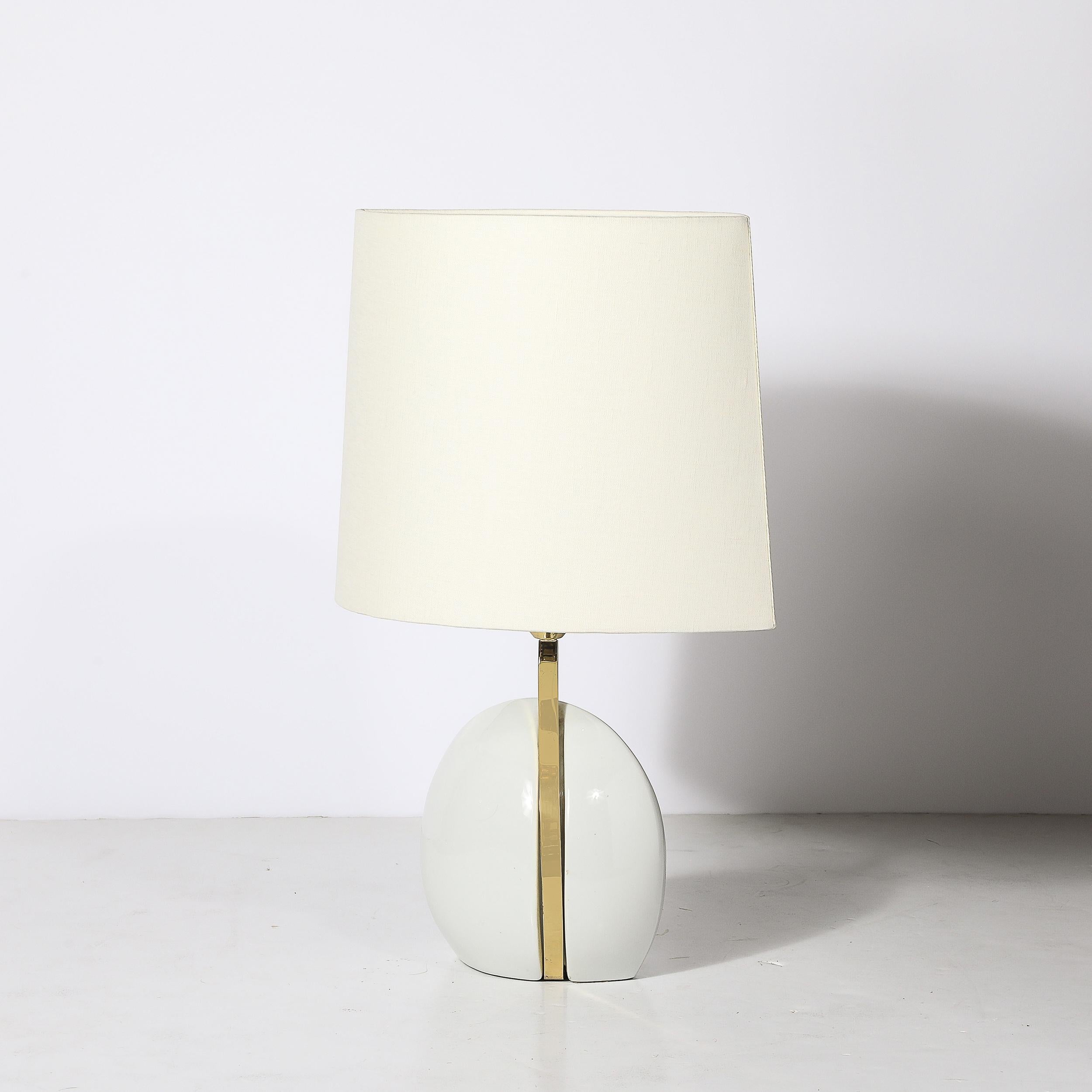Italiano Lampade da tavolo scultoree di metà secolo in ceramica bianca e ottone lucido di Lumi Murano in vendita