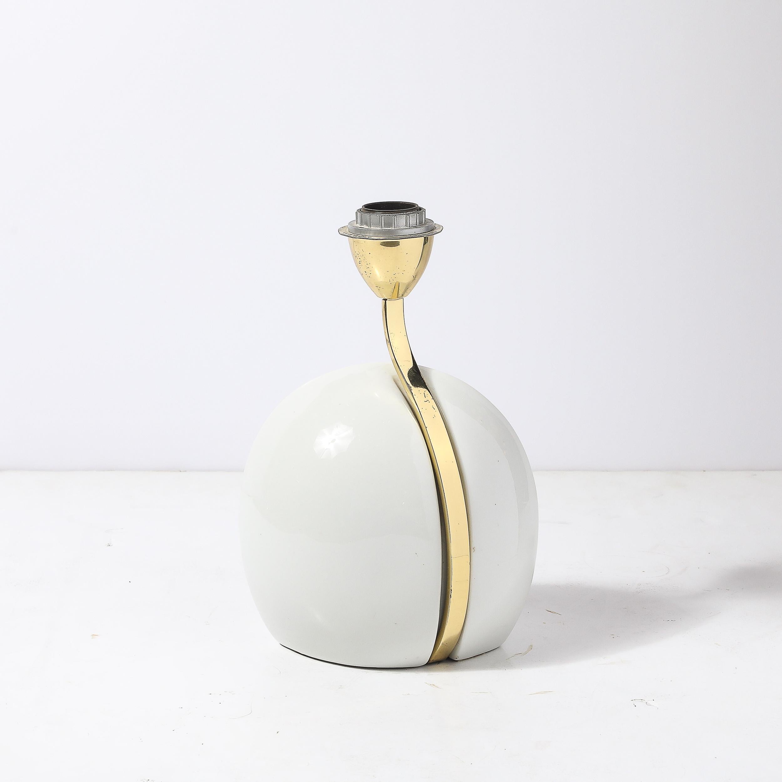 Fine XX secolo Lampade da tavolo scultoree di metà secolo in ceramica bianca e ottone lucido di Lumi Murano in vendita