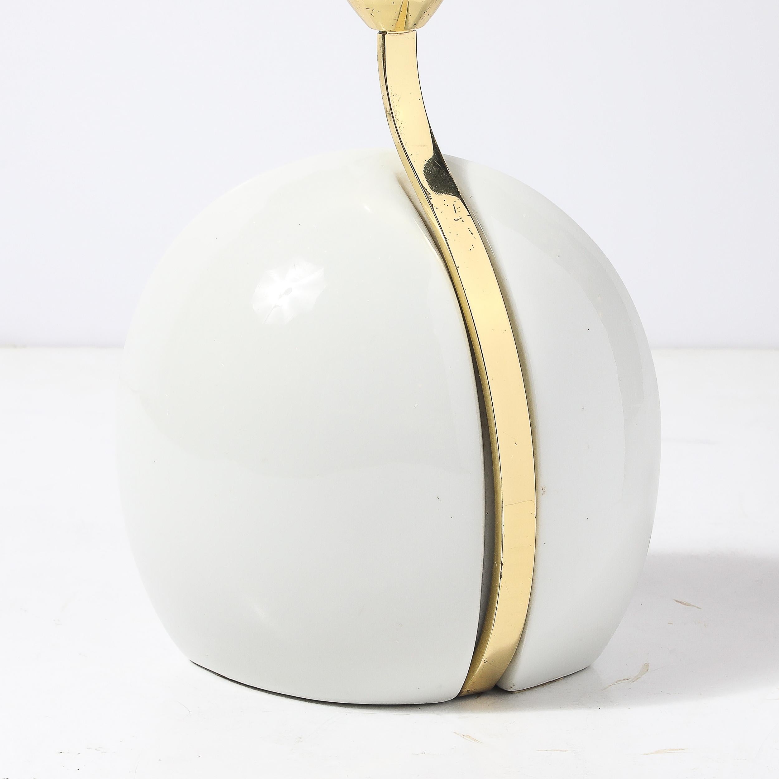 Ottone Lampade da tavolo scultoree di metà secolo in ceramica bianca e ottone lucido di Lumi Murano in vendita
