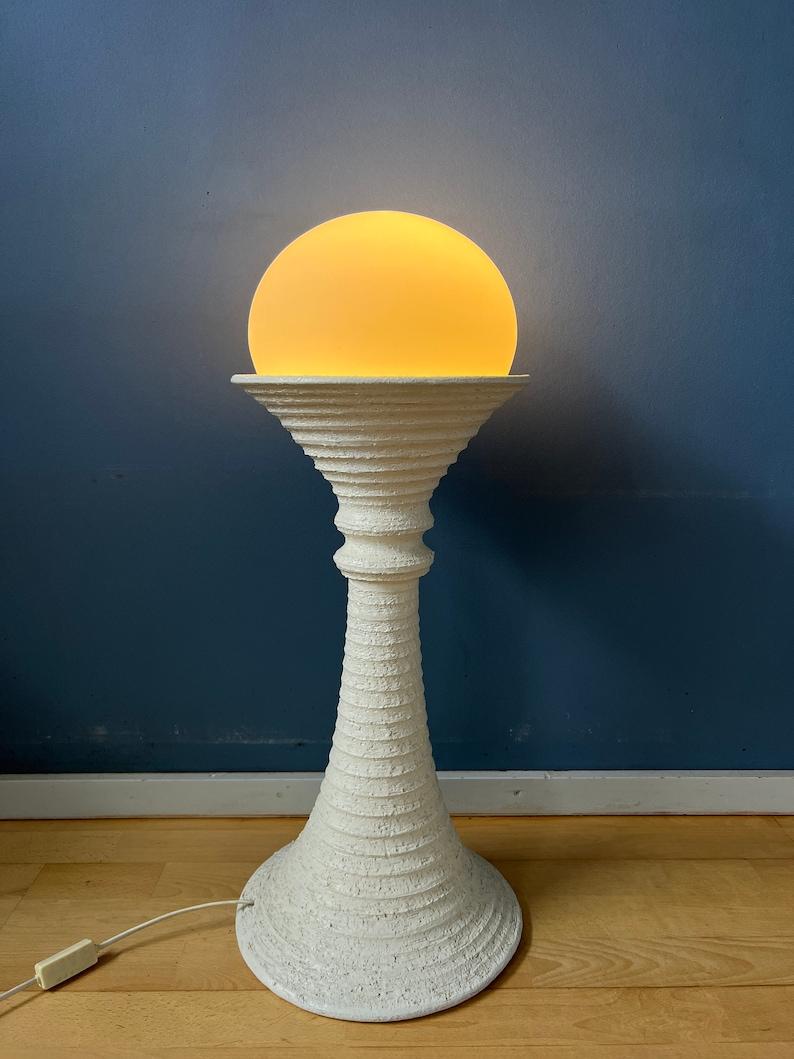 Sehr seltene Steh- oder Tischleuchte aus weißer Keramik von Doria Leuchten mit Opalglasschirmen und Keramiksockel. Die Opalglasschirme liegen separat auf dem Sockel. Der Keramiksockel hat ein brutalistisches Relief. Die Lampe benötigt eine