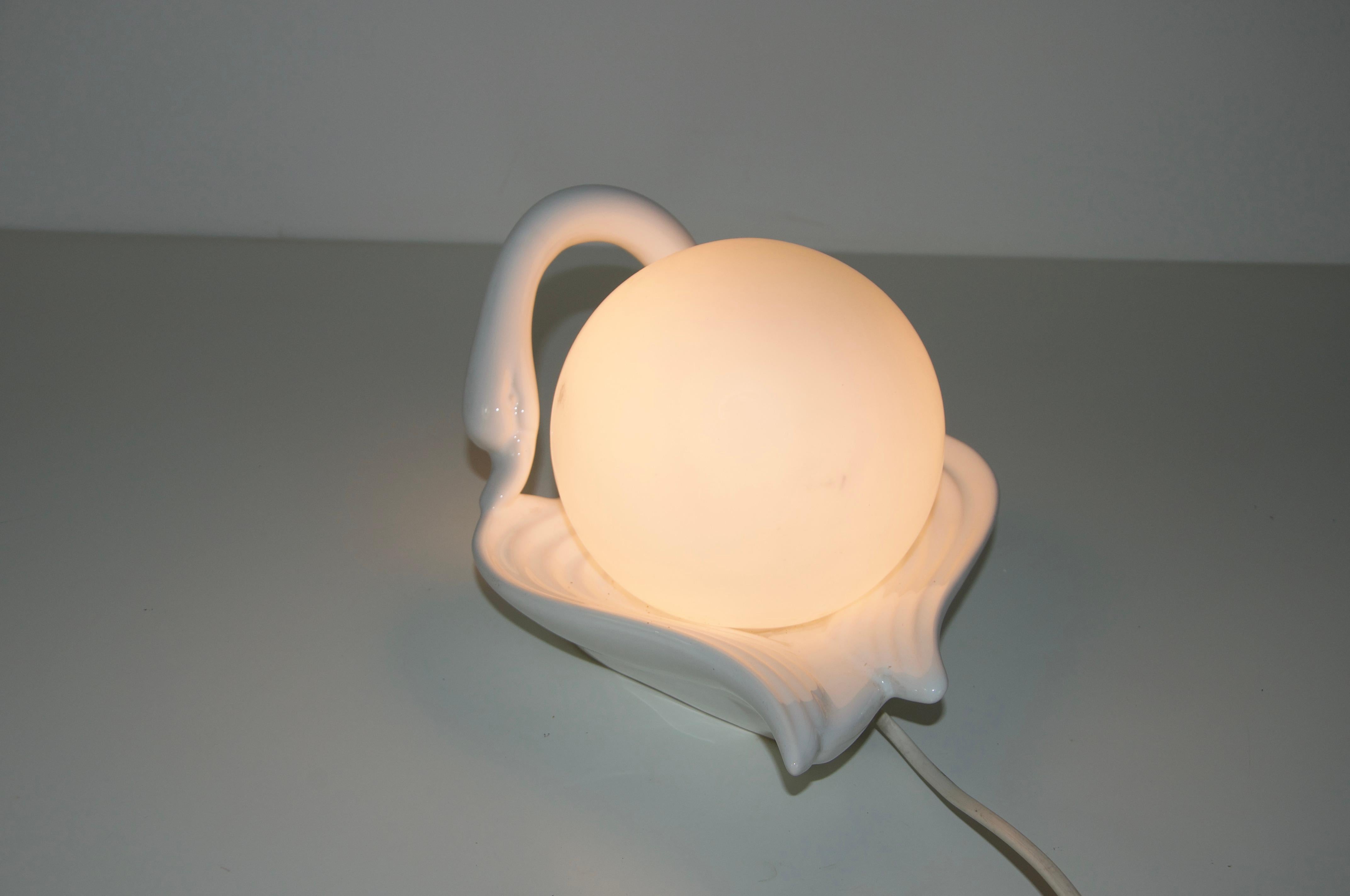 Lámpara de mesa de cerámica blanca de mediados de siglo, años 60, Italia en venta 3