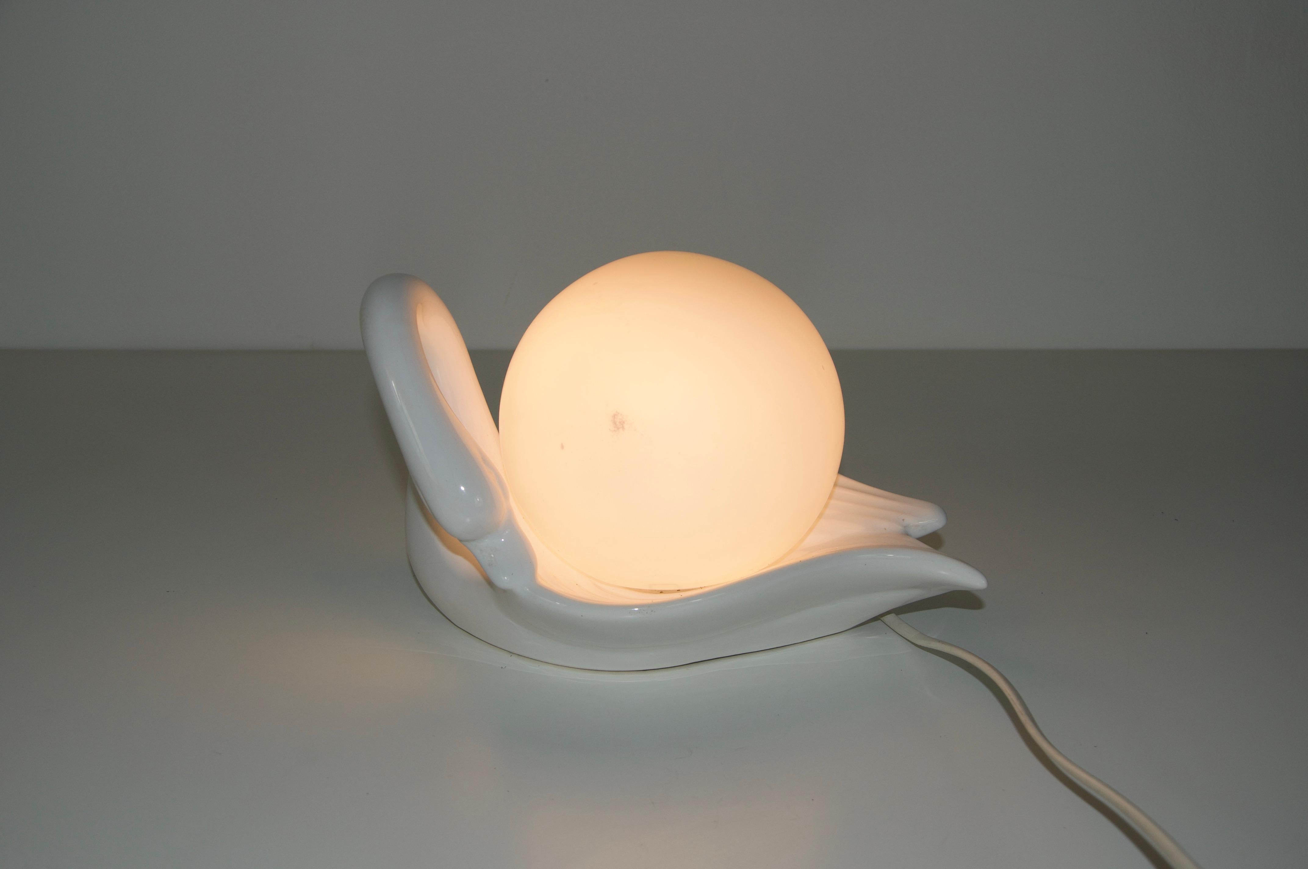 Lámpara de mesa de cerámica blanca de mediados de siglo, años 60, Italia en venta 1