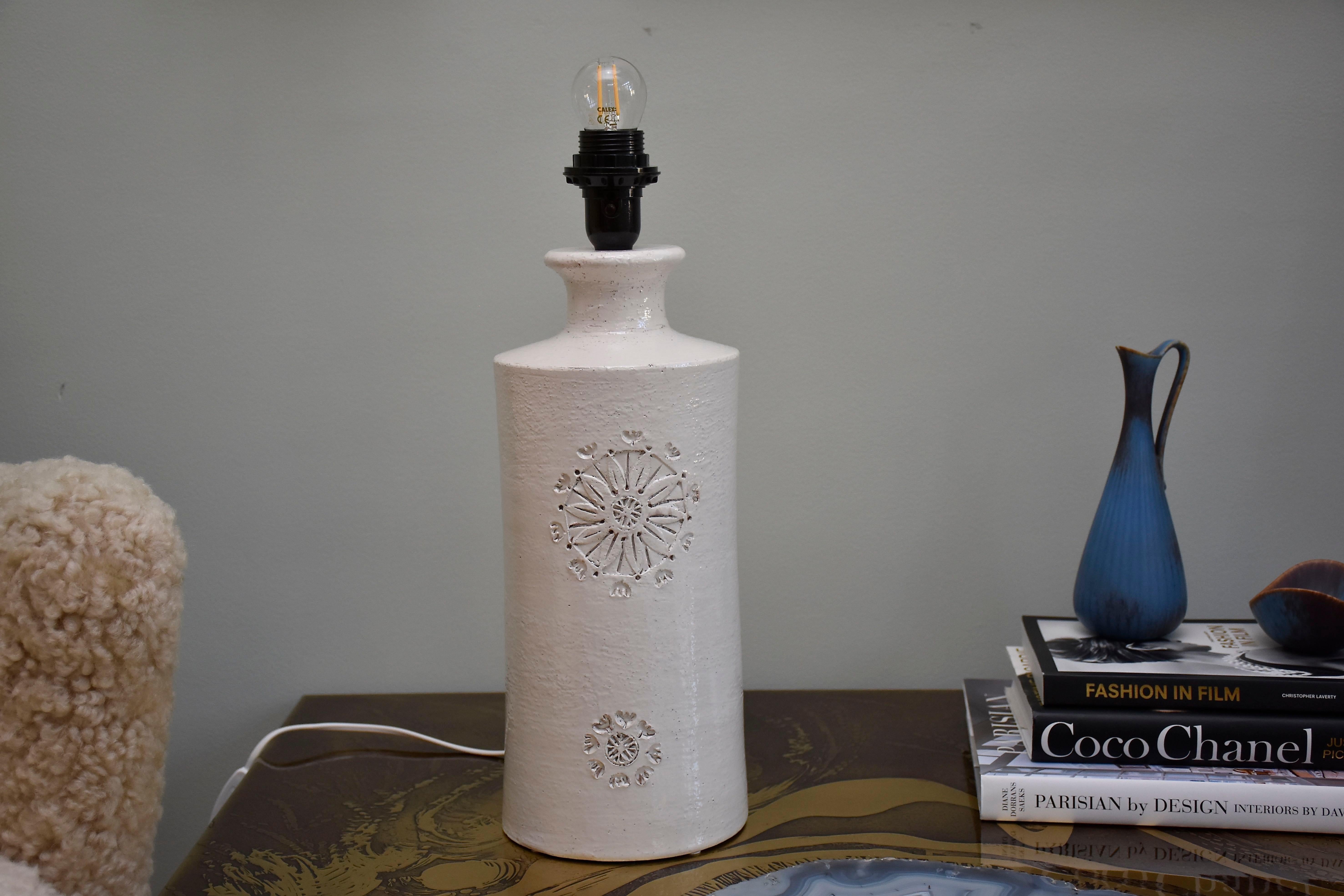 Vernissé Lampe de table en céramique blanche du milieu du siècle par Bitossi en vente