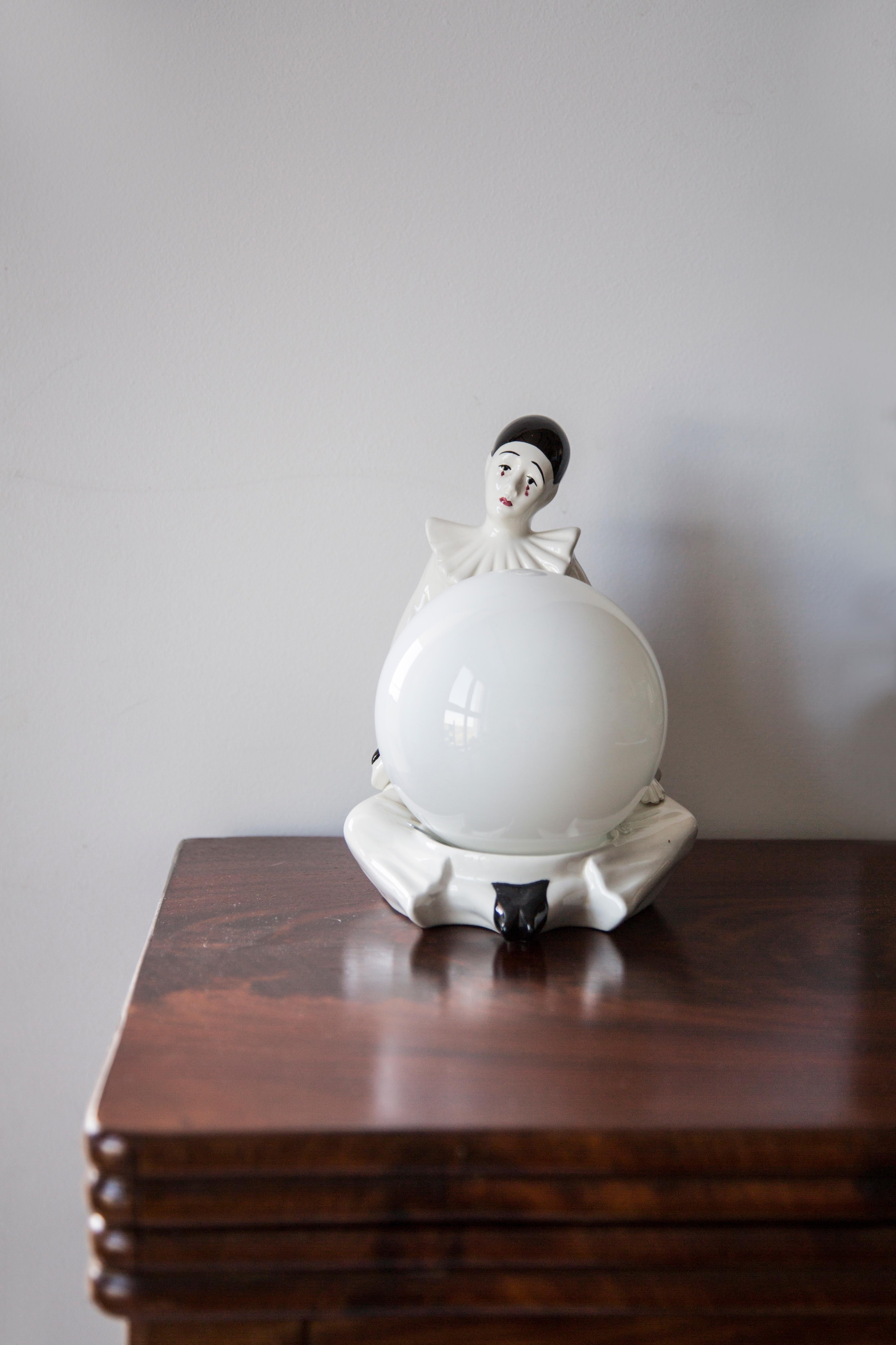 Lampada da tavolo del Mid Century progettata e prodotta in Italia negli anni '60. 
Una ceramica bellissima e unica. Ottime condizioni originali d'epoca. 
Lampadina standard. Un solo pezzo unico.