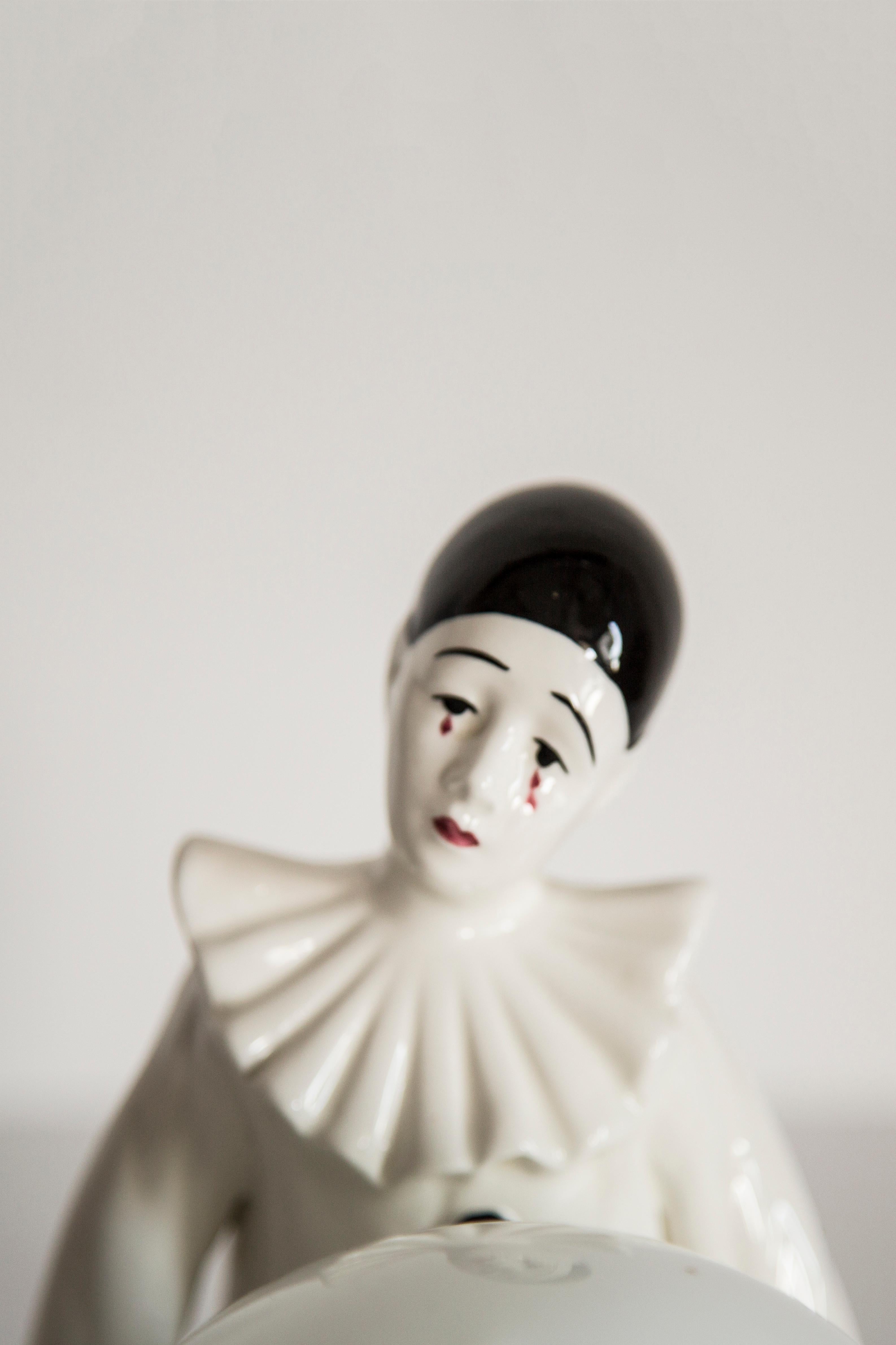 Italiano Lampada da tavolo in ceramica bianca del Mid Century, Europa, anni '60