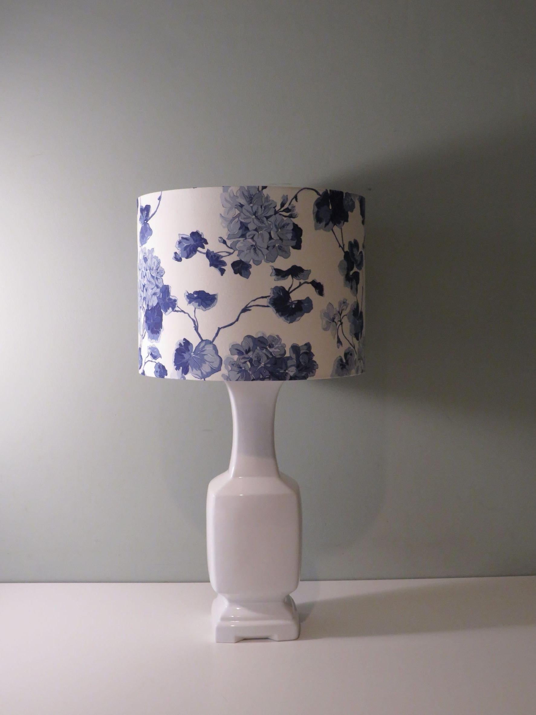 Large white ceramic table lamp with a new professionally handmade lampshade with Ralph Lauren floral fabric.
The lamp is equipped with 1 E 27 fitting.
Dimensions:
Lamp base: height 48 cm and length 14.5 cm, width 14.5 cm
Lampshade: Height 26.5