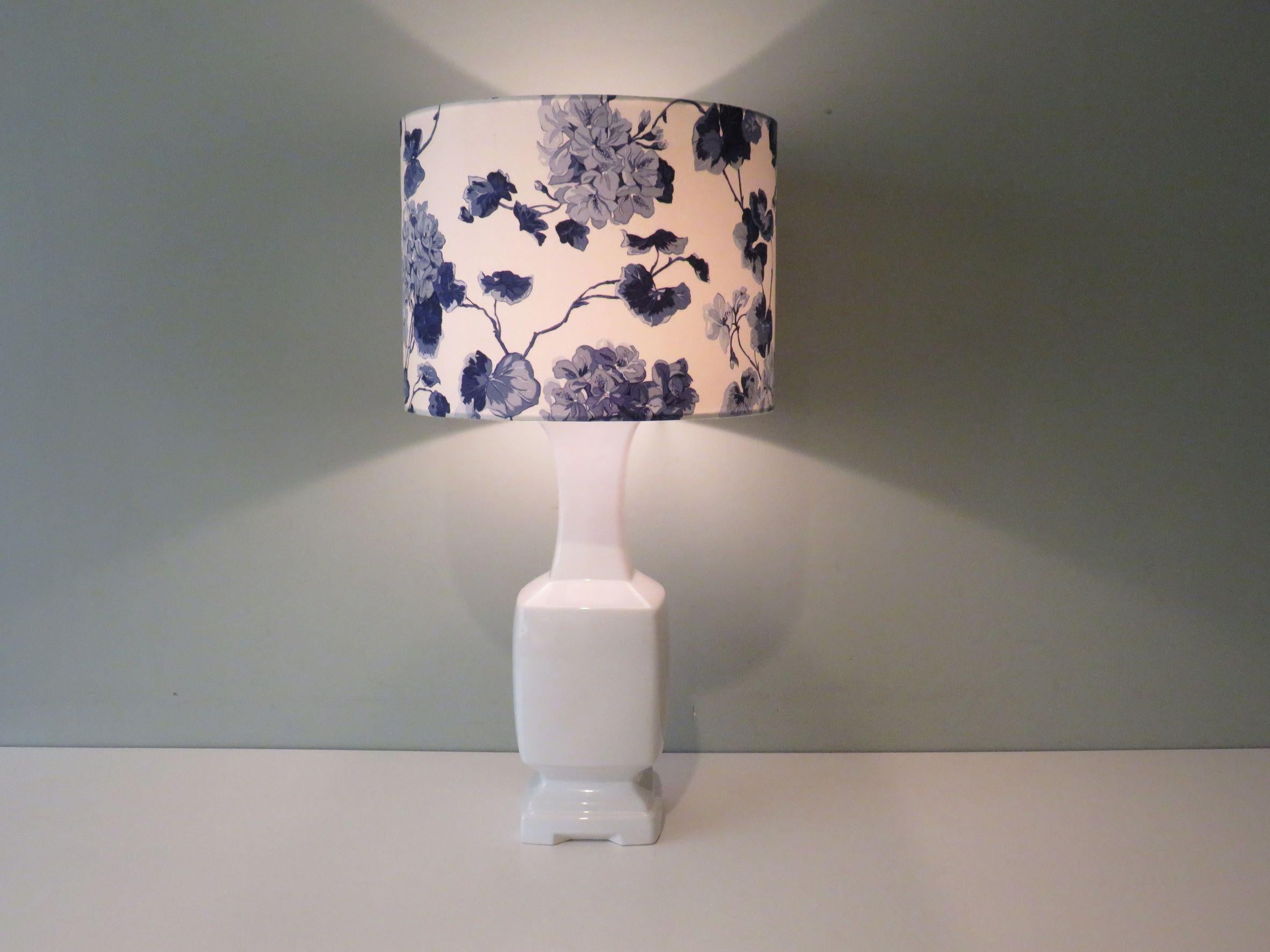 Midcentury White Ceramic Table Lamp with New, Professionally Handmade Lampshade In Good Condition For Sale In Herentals, BE