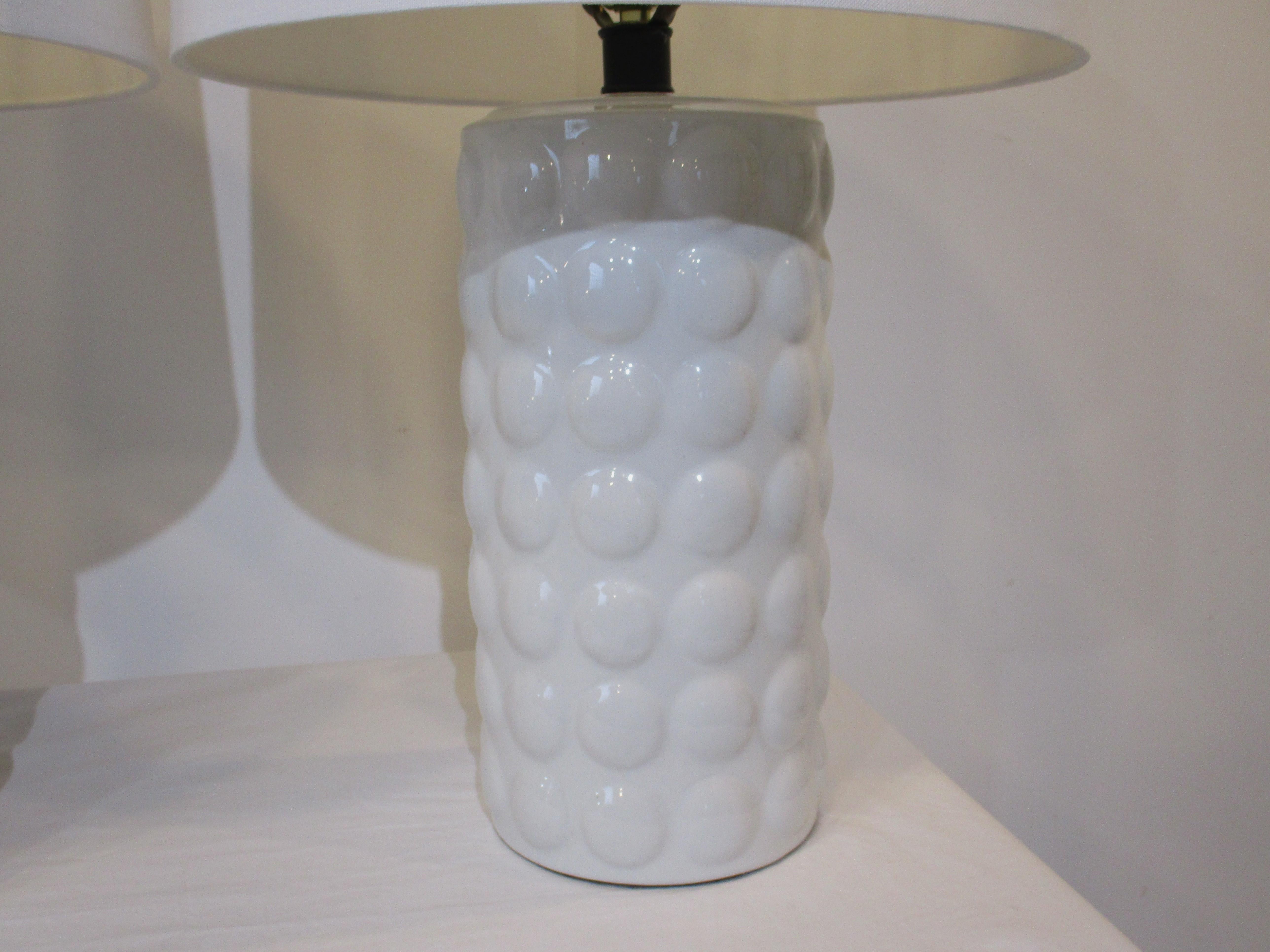 Midcentury White Ceramic Table Lamps in the Style of Chapman  In Good Condition For Sale In Cincinnati, OH