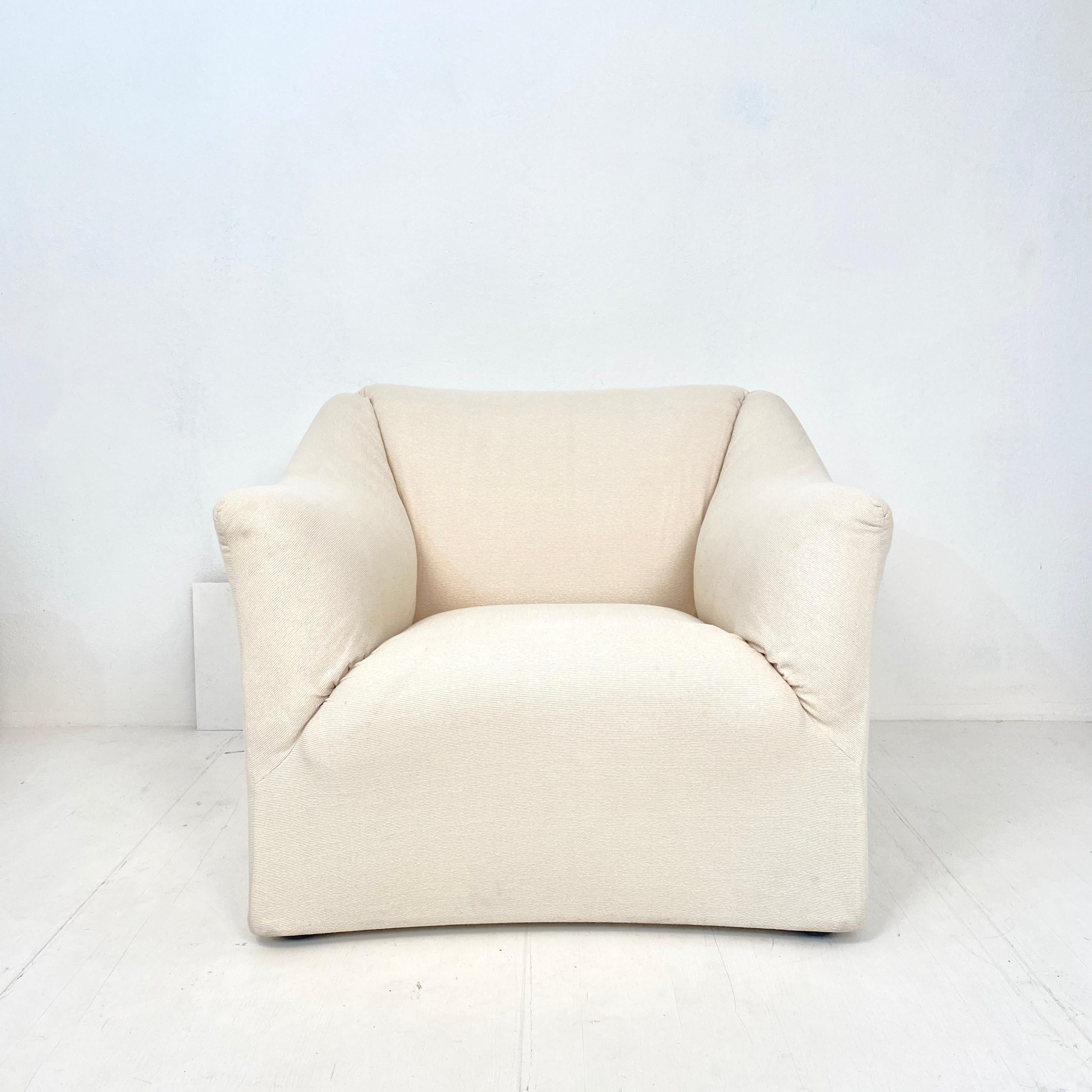 This beautiful club lounge chair by Mario Bellini for Cassina 'Tentazione' model 685 was made in the 1970s.
They have a comfortable and deep seat and are wrapped in white Cotton fabric. It is a classic Bellini design and in its original