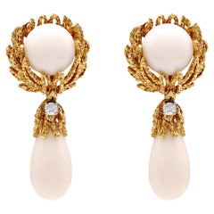 Boucles d'oreilles pendantes en or jaune au corail blanc et au diamant du Mid-Century