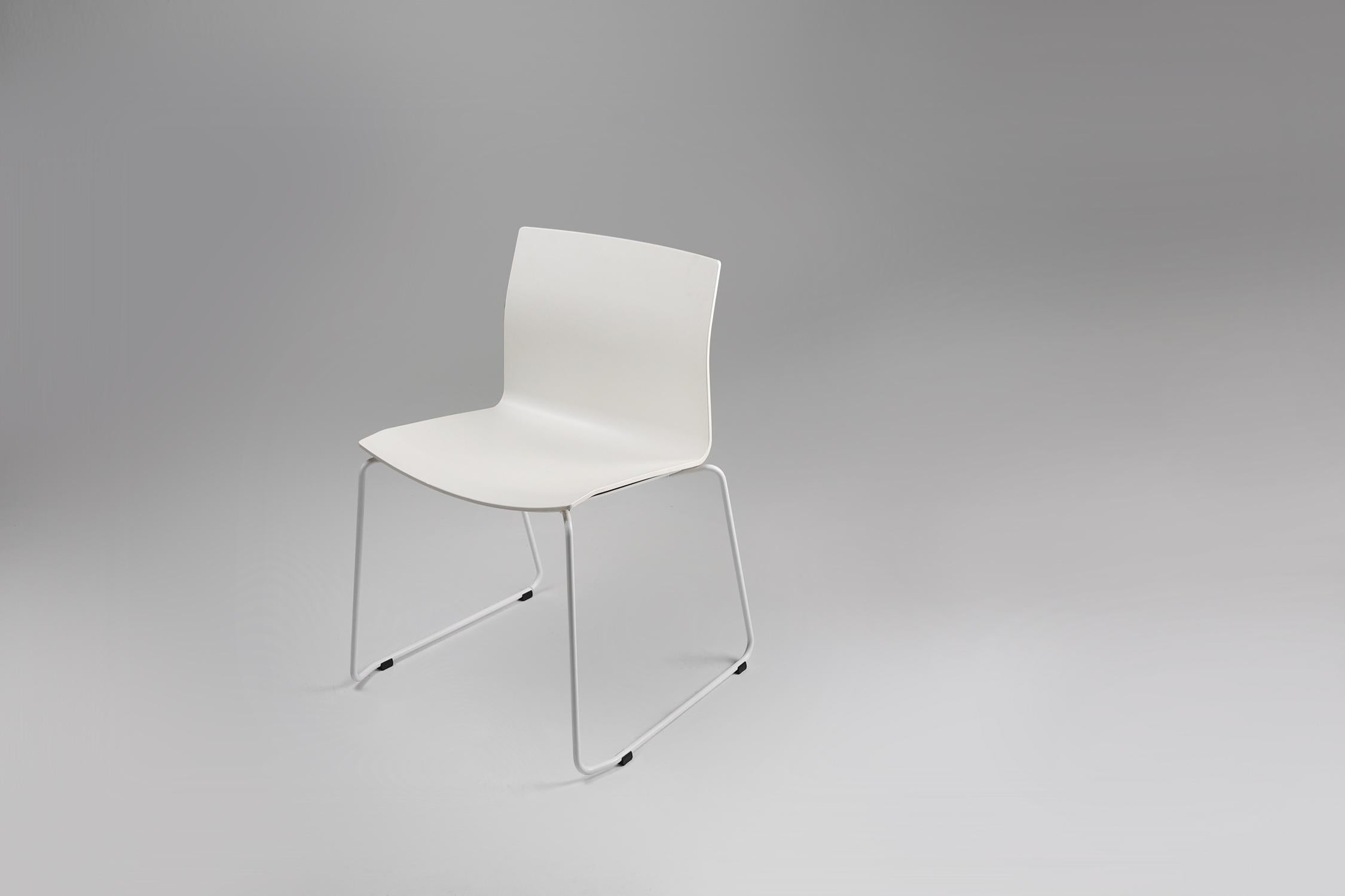 Mid-century white design chair with metal frame and plastic seat, Belgium In Good Condition For Sale In Meulebeke, BE