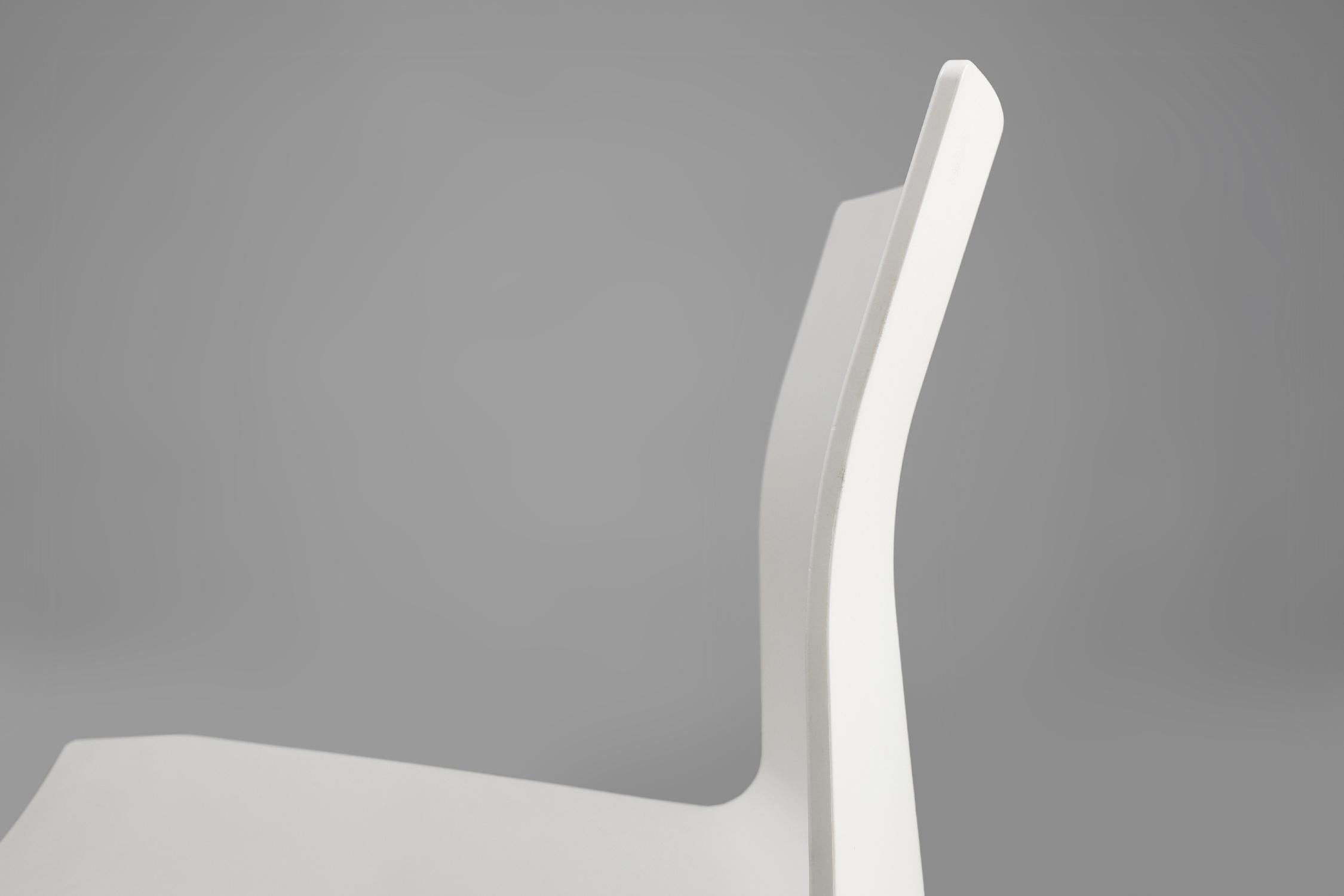 Mid-century white design chair with metal frame and plastic seat, Belgium For Sale 1