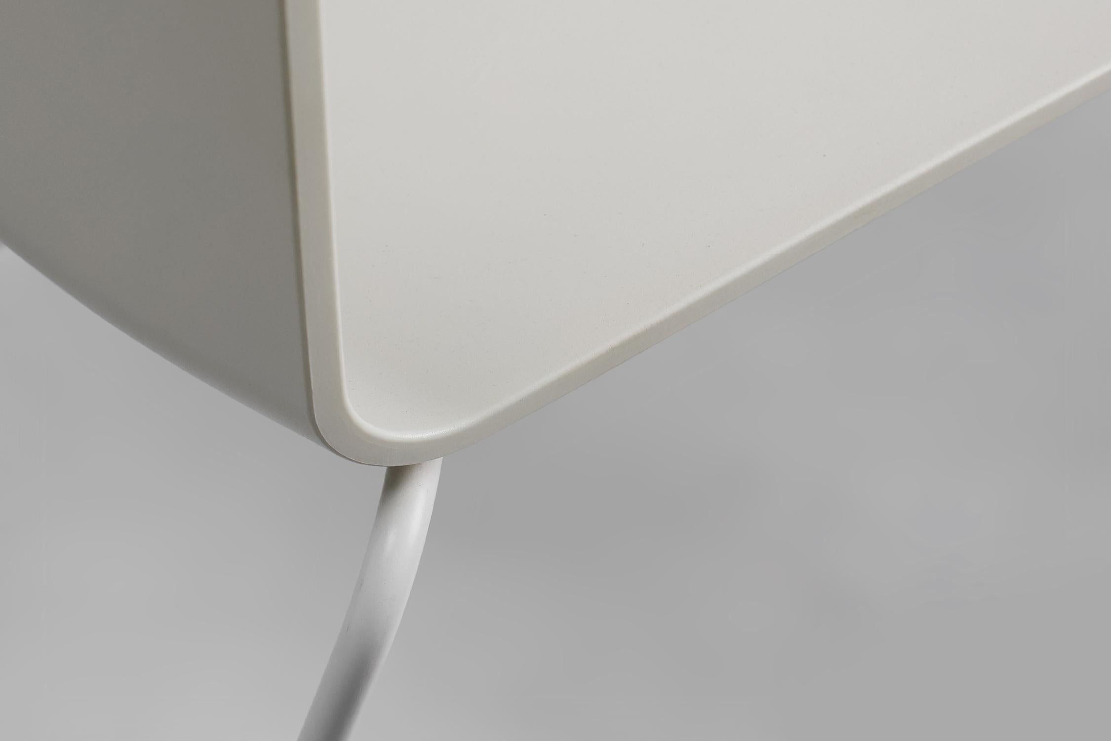 Mid-century white design chair with metal frame and plastic seat, Belgium For Sale 2
