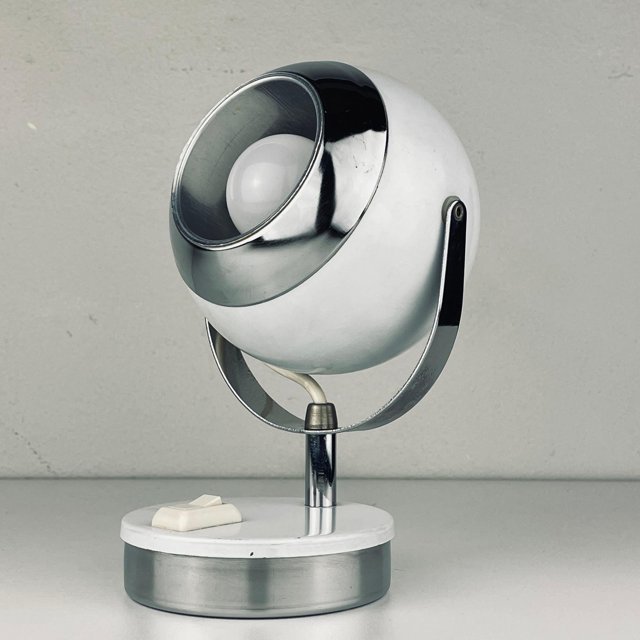 Mid-Century Modern Lampe de bureau blanche Mid-Century Eyeball Italy 60s  en vente