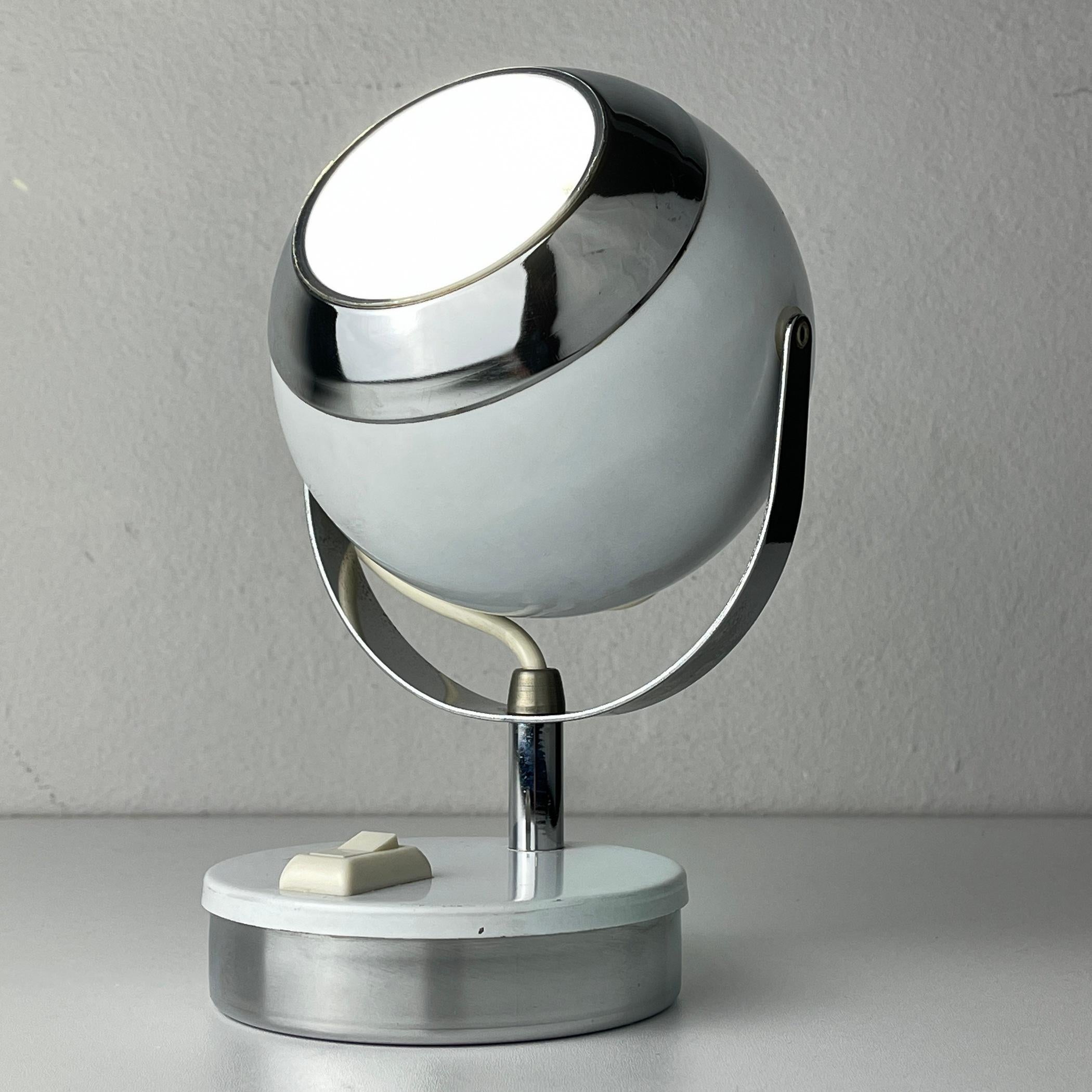 Mid-Century Modern Mid-Century White Desk Lamp Eyeball Italy 60s  For Sale