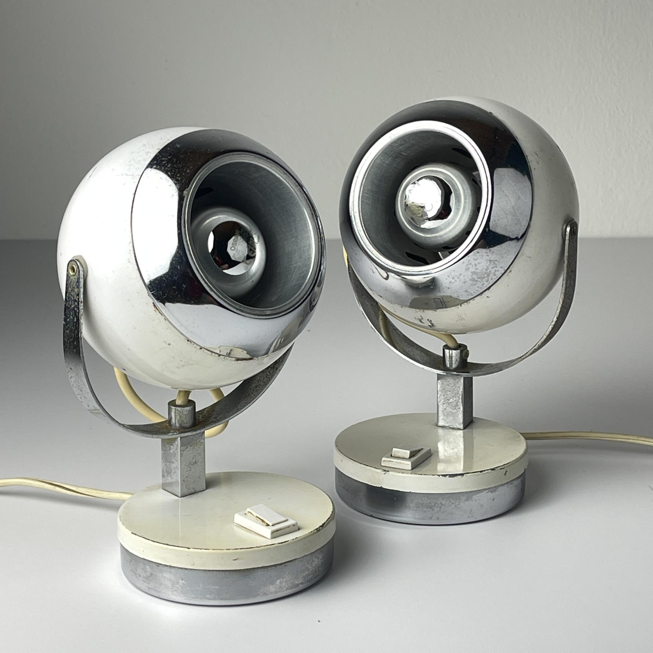 

Paar von 2 Metall-Tischlampen Eyeball in Italien in den 1960er Jahren gemacht.

Diese Tischlampen sind komplett aus Metall. Der Lampenschirm dreht sich in alle Richtungen.
Der Chrom weist eine Patina auf, der Originallack ist teilweise