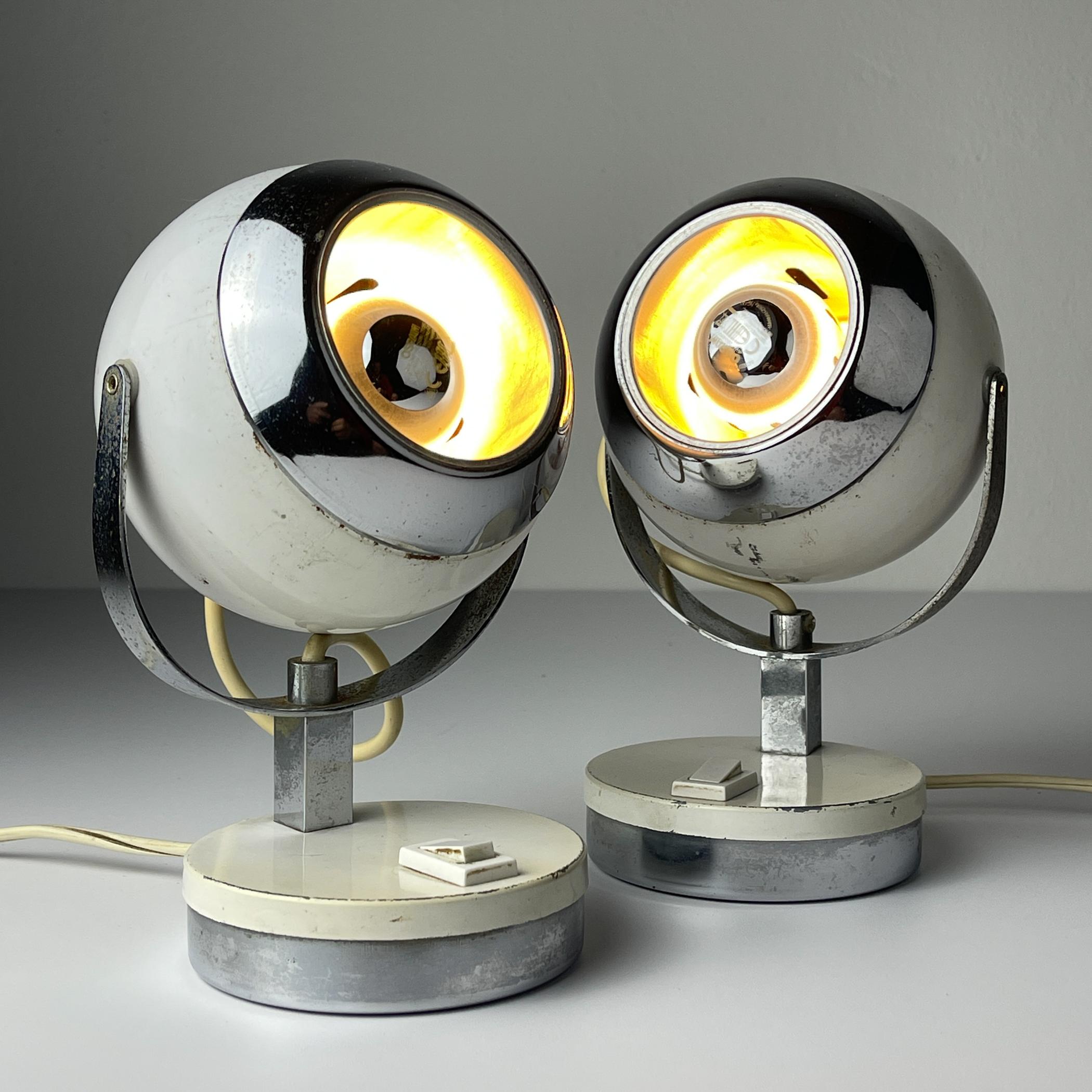 Weiße Schreibtischlampen aus der Mitte des Jahrhunderts Eyeball, Italien 1960er Jahre, 2er-Set (Moderne der Mitte des Jahrhunderts) im Angebot