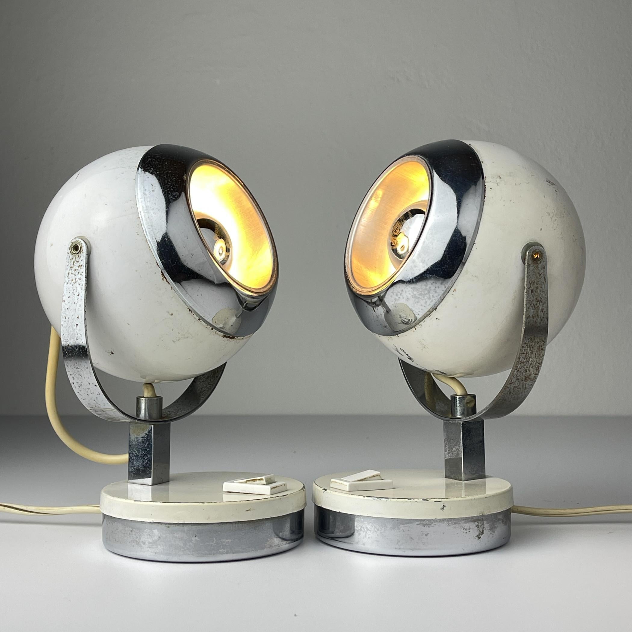 Weiße Schreibtischlampen aus der Mitte des Jahrhunderts Eyeball, Italien 1960er Jahre, 2er-Set (Italienisch) im Angebot