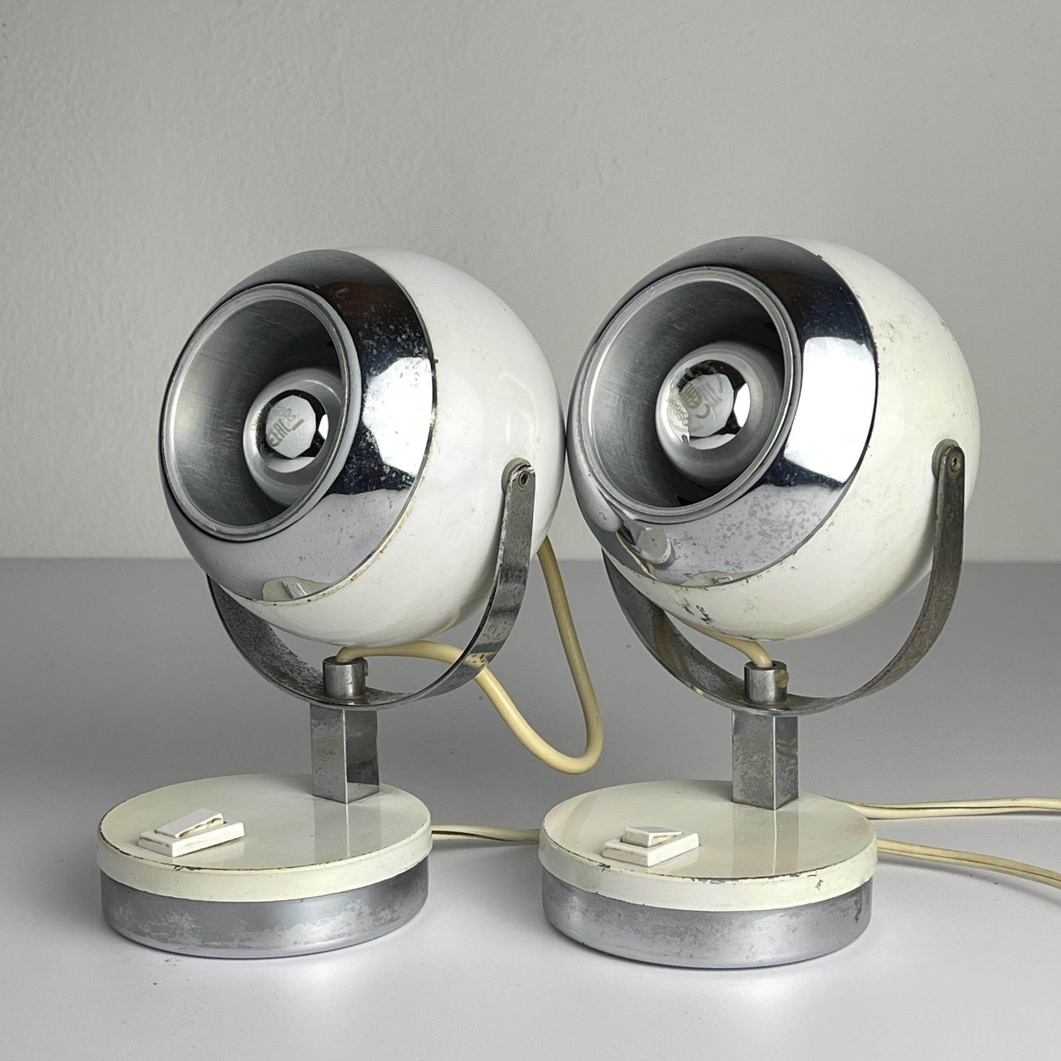 Weiße Schreibtischlampen aus der Mitte des Jahrhunderts Eyeball, Italien 1960er Jahre, 2er-Set (Metall) im Angebot
