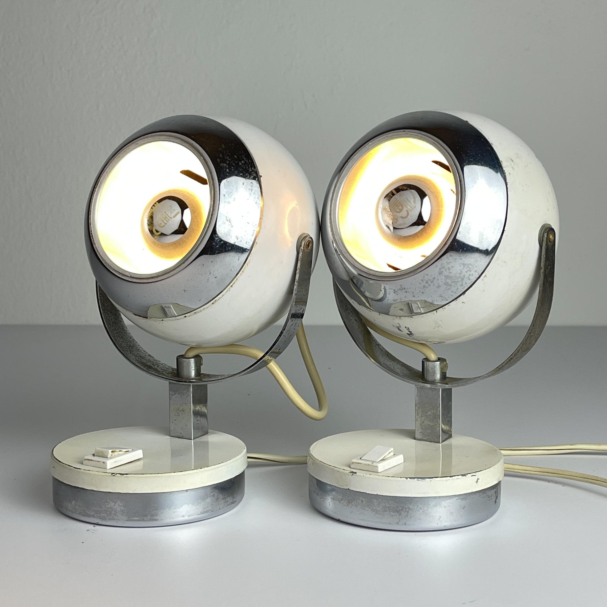 Weiße Schreibtischlampen aus der Mitte des Jahrhunderts Eyeball, Italien 1960er Jahre, 2er-Set im Angebot 1