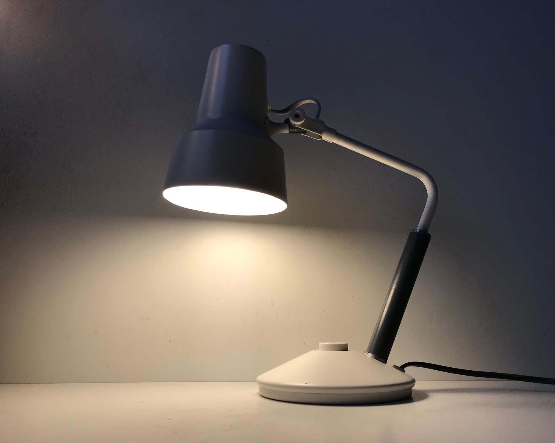 Weiße skandinavische moderne Tisch- oder Wandleuchte in Weiß von Jac Jacobsen für Luxo (Moderne der Mitte des Jahrhunderts) im Angebot