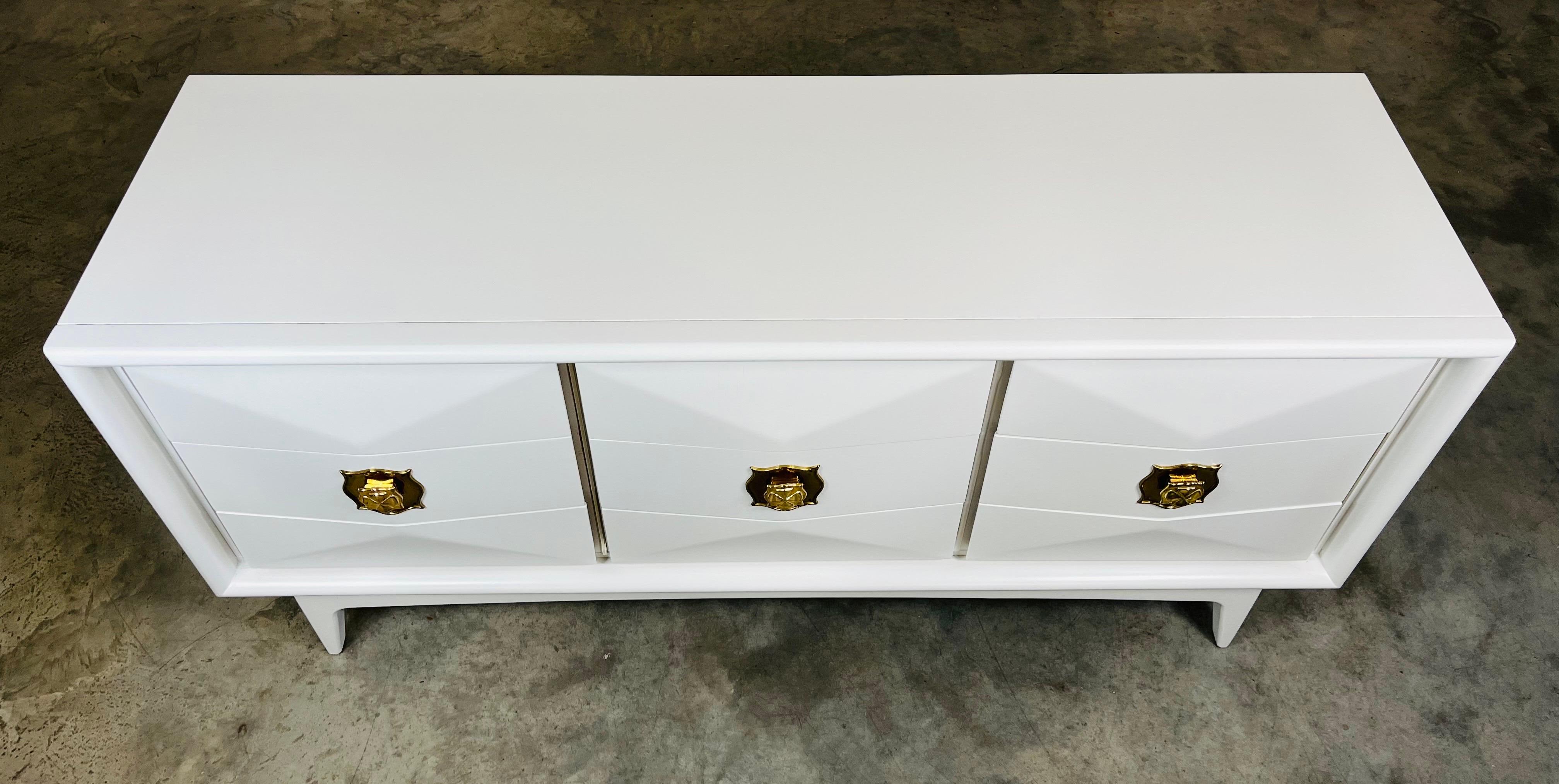 Weiße Mid-Century-Kommode mit 9 Schubladen und Diamantenfront von United Furniture Co.  (Moderne der Mitte des Jahrhunderts) im Angebot