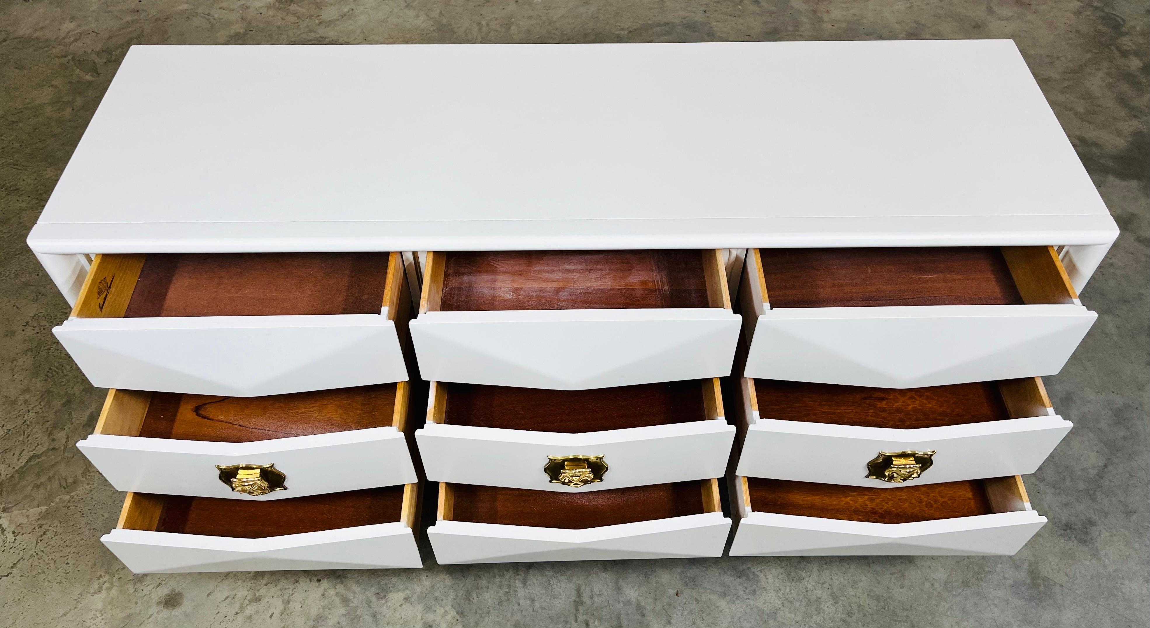 Weiße Mid-Century-Kommode mit 9 Schubladen und Diamantenfront von United Furniture Co.  im Zustand „Hervorragend“ im Angebot in Southampton, NJ