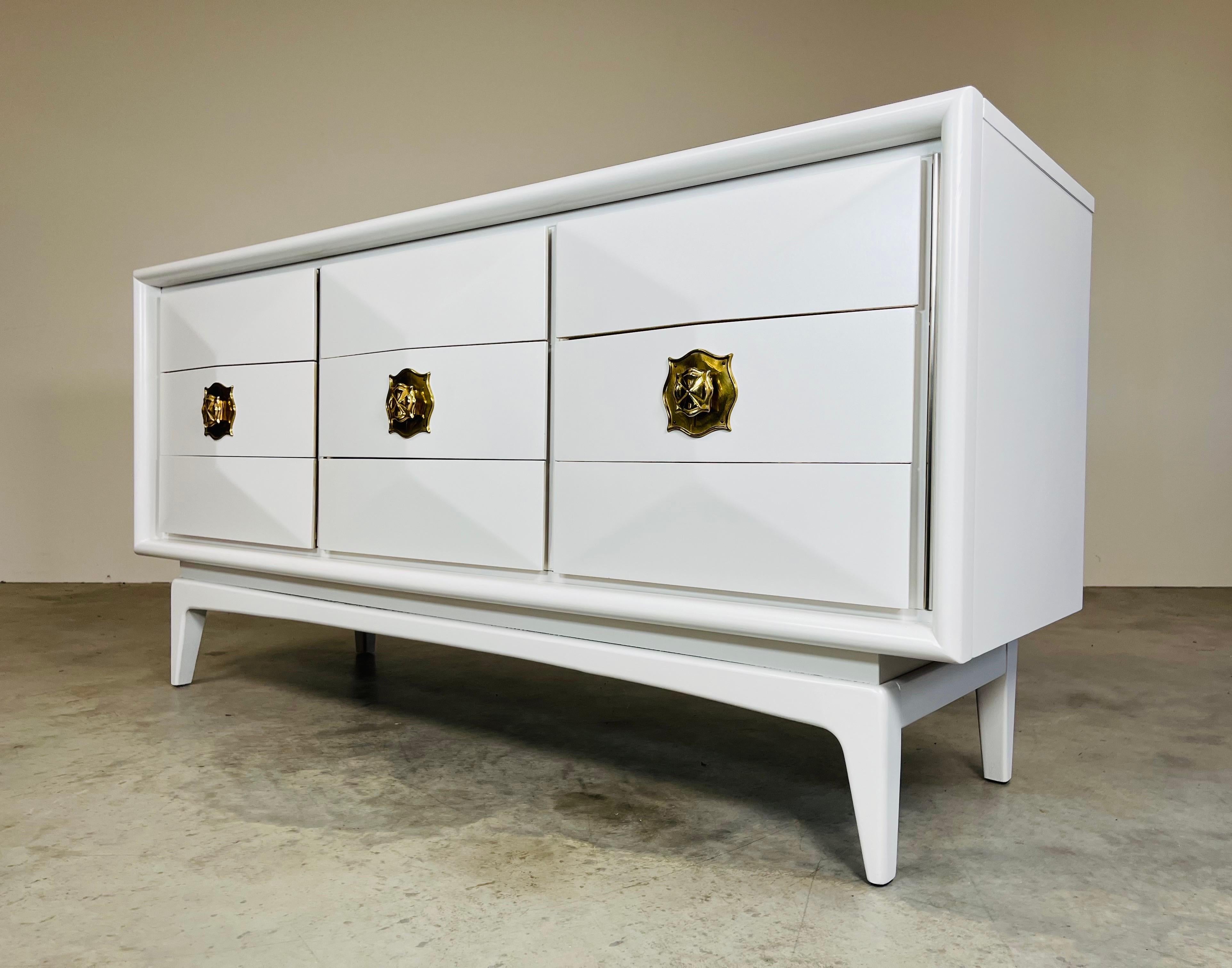 Weiße Mid-Century-Kommode mit 9 Schubladen und Diamantenfront von United Furniture Co.  (20. Jahrhundert) im Angebot