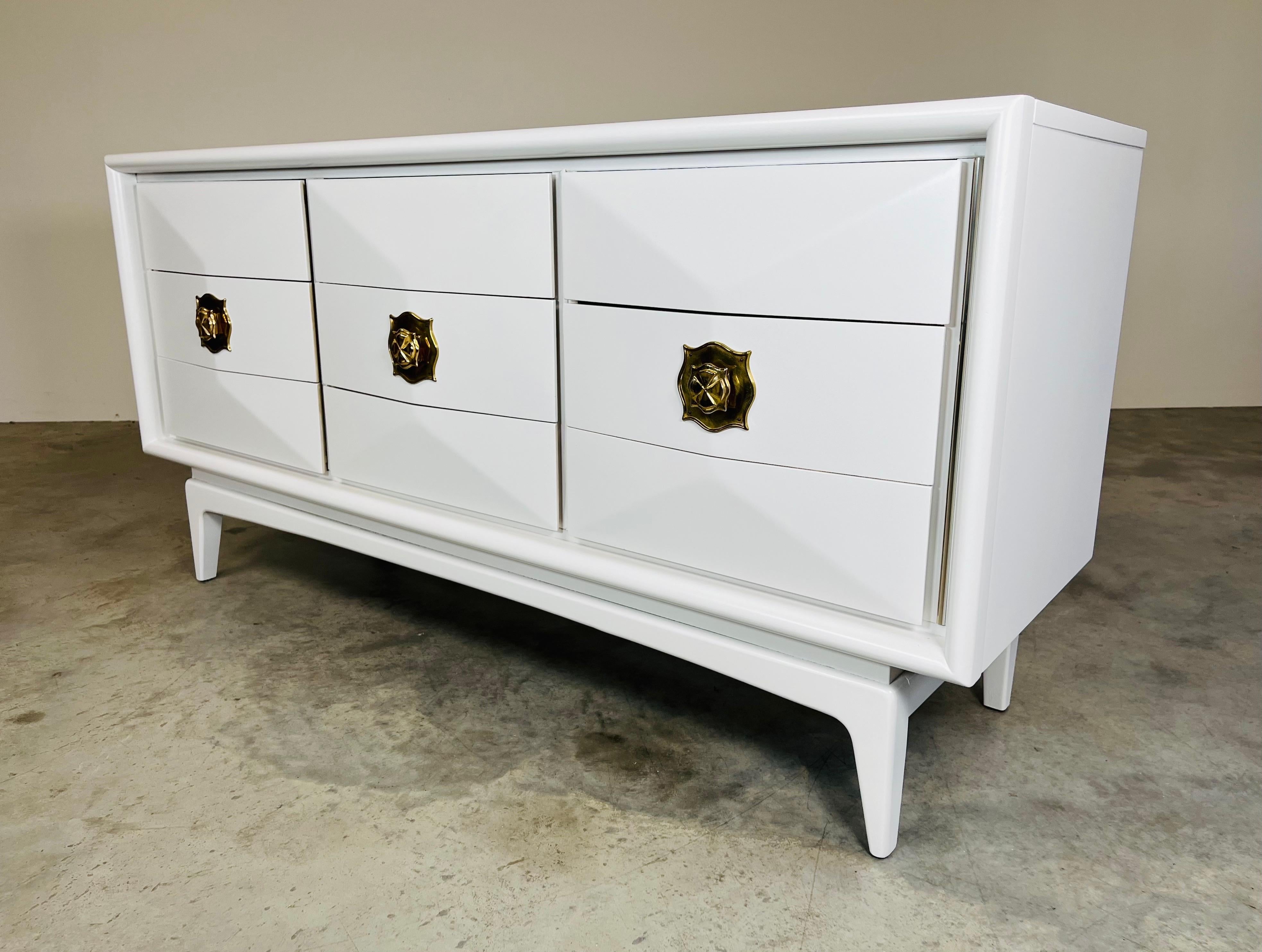 Laiton Commode à 9 tiroirs avec façade en diamant blanc du milieu du siècle dernier par United Furniture Co.  en vente