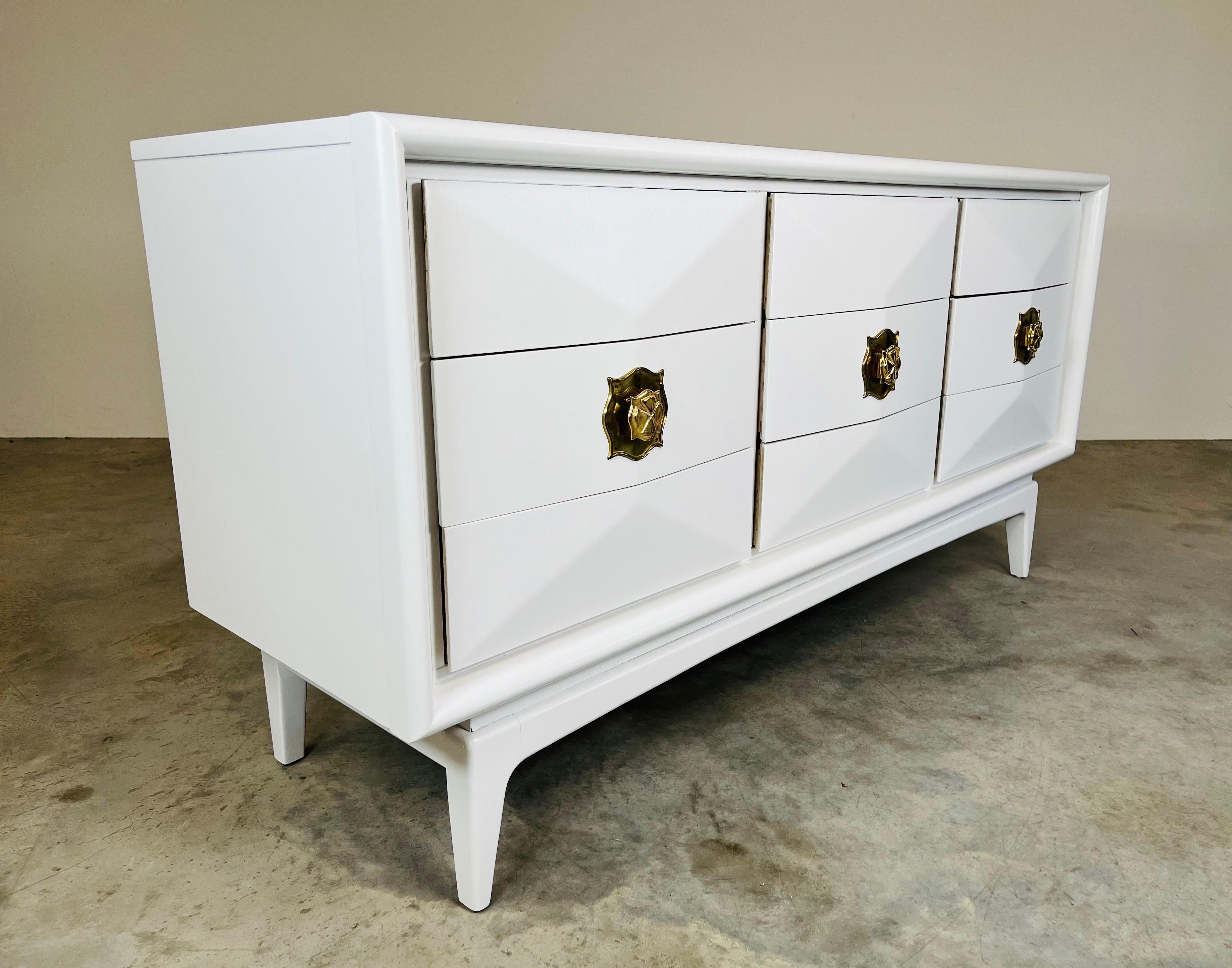 Weiße Mid-Century-Kommode mit 9 Schubladen und Diamantenfront von United Furniture Co.  im Angebot 1