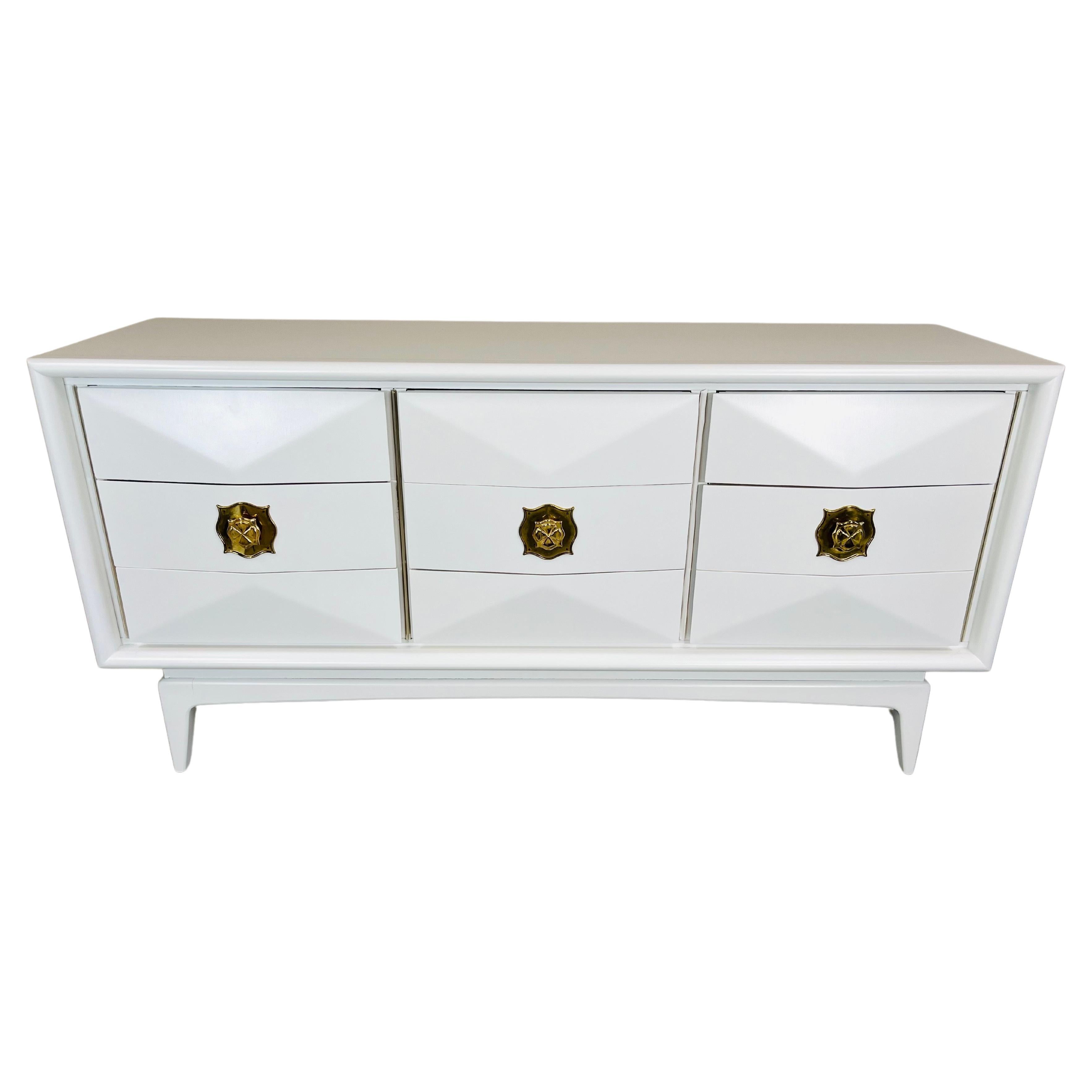 Weiße Mid-Century-Kommode mit 9 Schubladen und Diamantenfront von United Furniture Co.  im Angebot