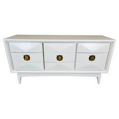 Commode à 9 tiroirs avec façade en diamant blanc du milieu du siècle dernier par United Furniture Co. 