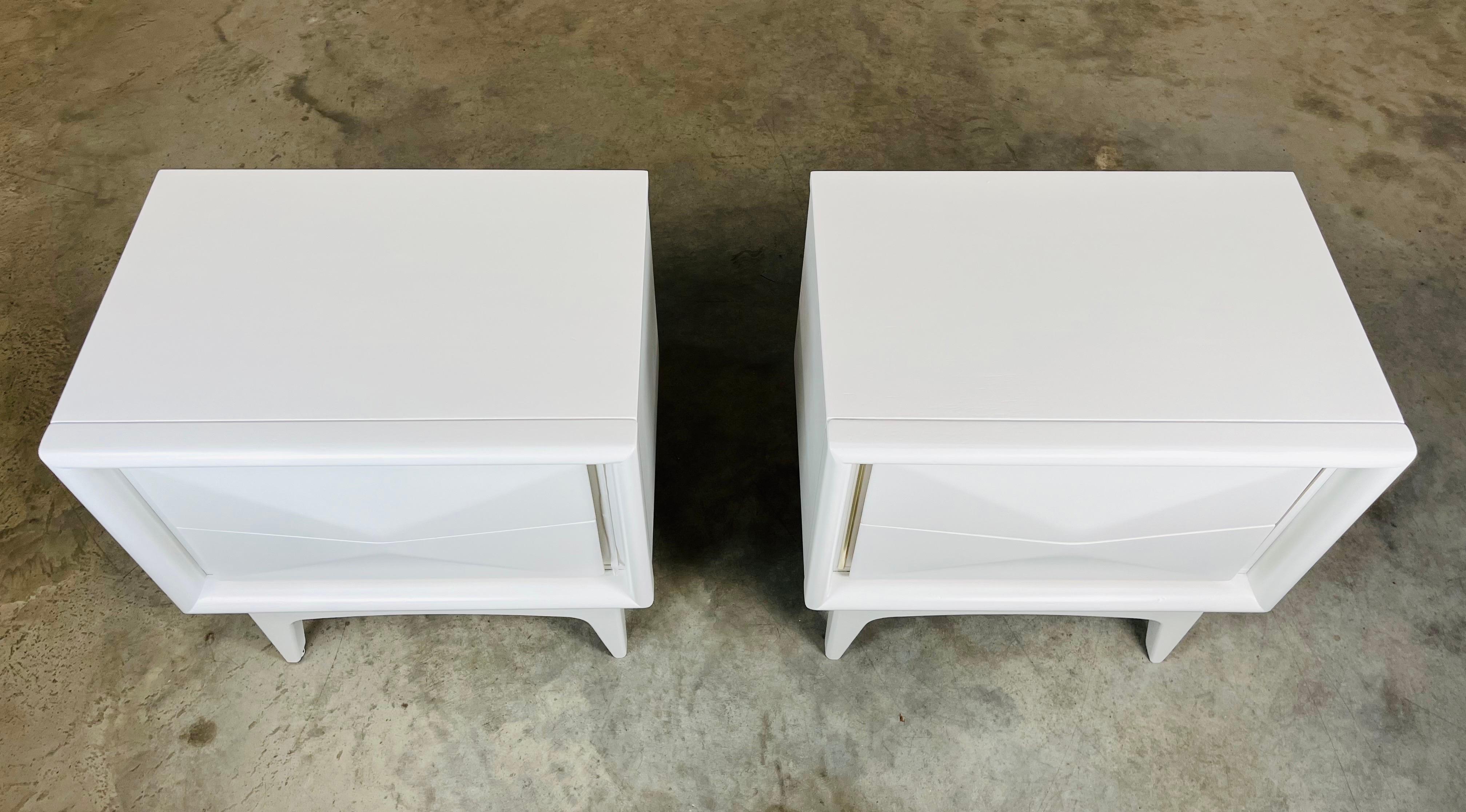 A stunning pair of mid-century modern nightstands having sculptural convex diamond fronts raised on bases with four tapered legs.
In outstanding vintage condition. Cleaned and ready for use!
25x23x16” HWD
NOTE: We also have the matching 9-drawer