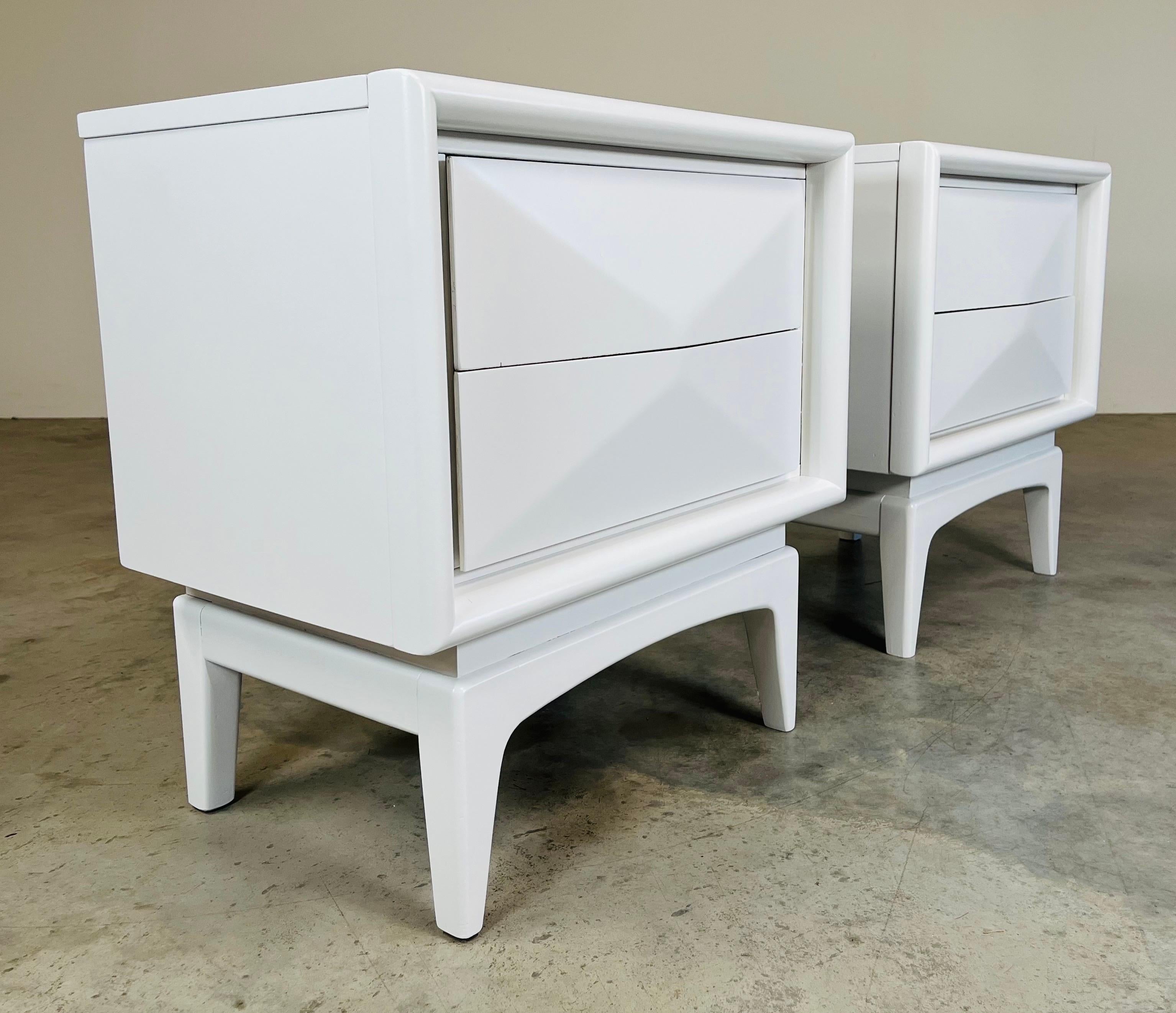 American Mid-Century White Diamond Front Nightstands By United Furniture  For Sale