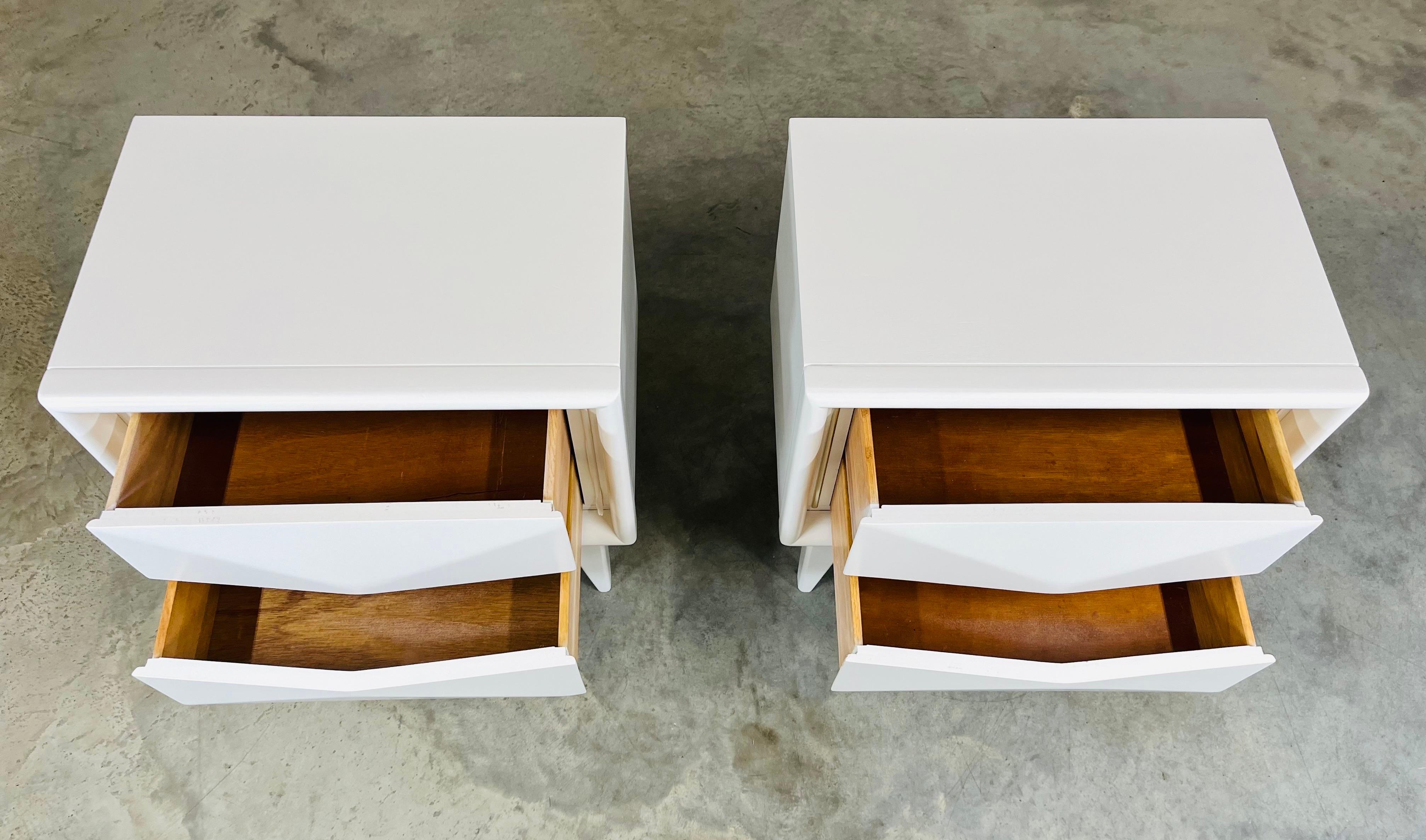 Mid-Century White Diamond Front Nightstands By United Furniture  In Excellent Condition For Sale In Southampton, NJ