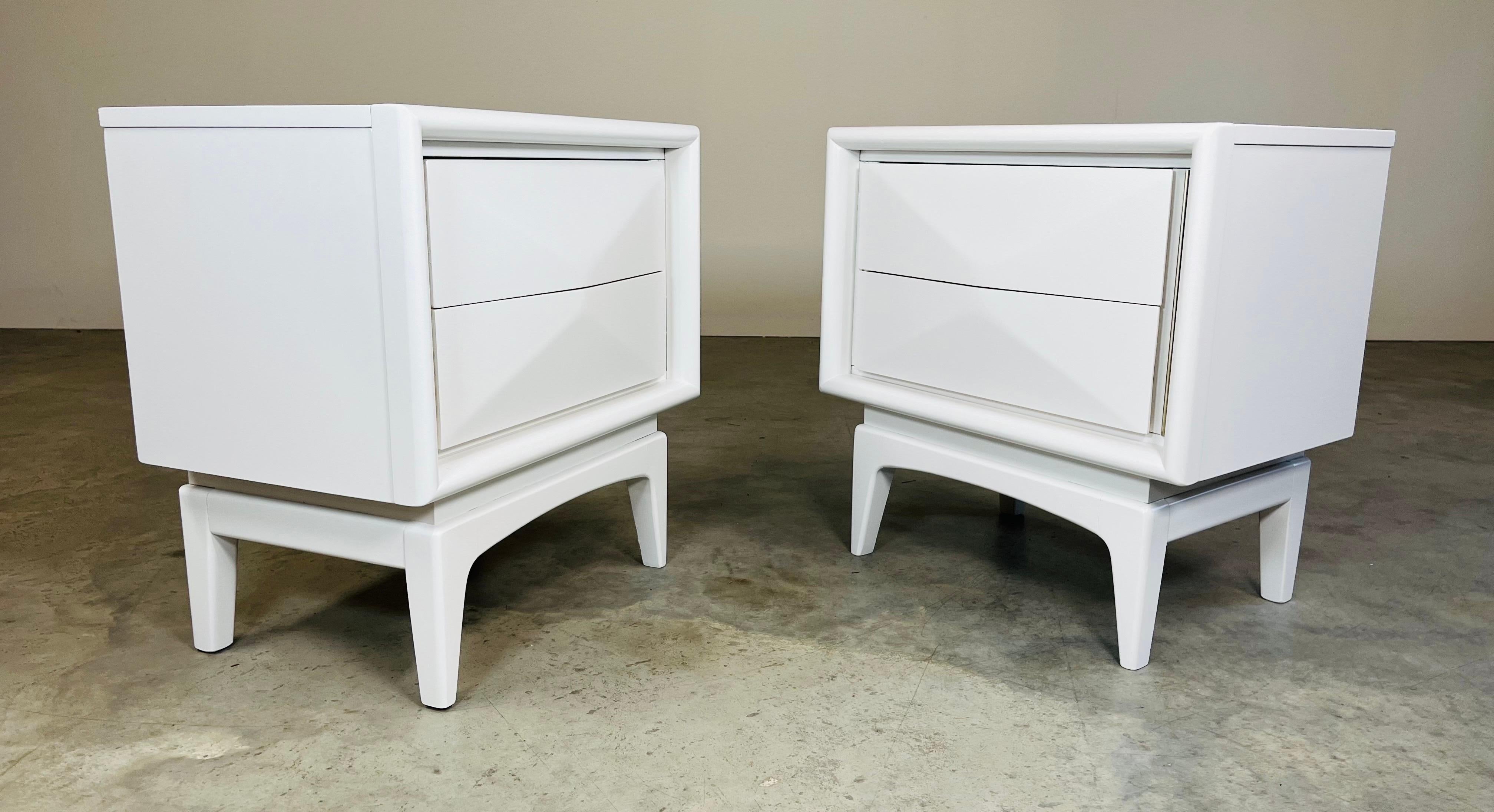 Mahogany Mid-Century White Diamond Front Nightstands By United Furniture  For Sale