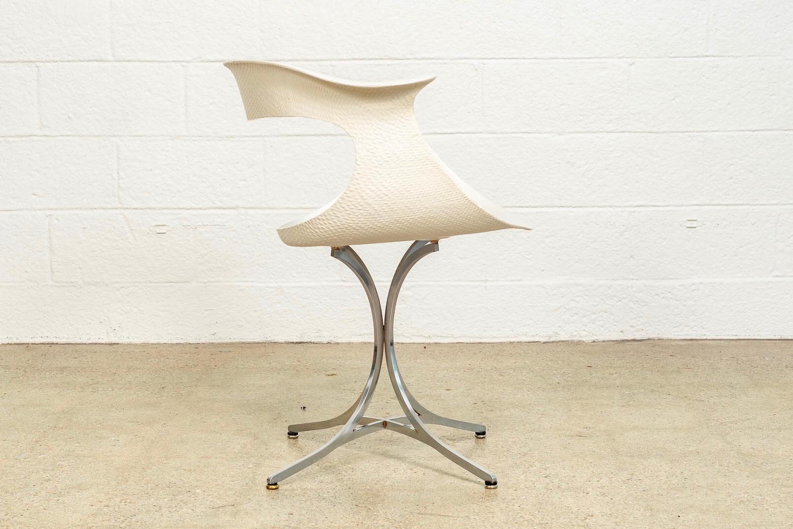 Mid Century White Fiberglass Chair by Erwine and Estelle Laverne In Good Condition In Detroit, MI