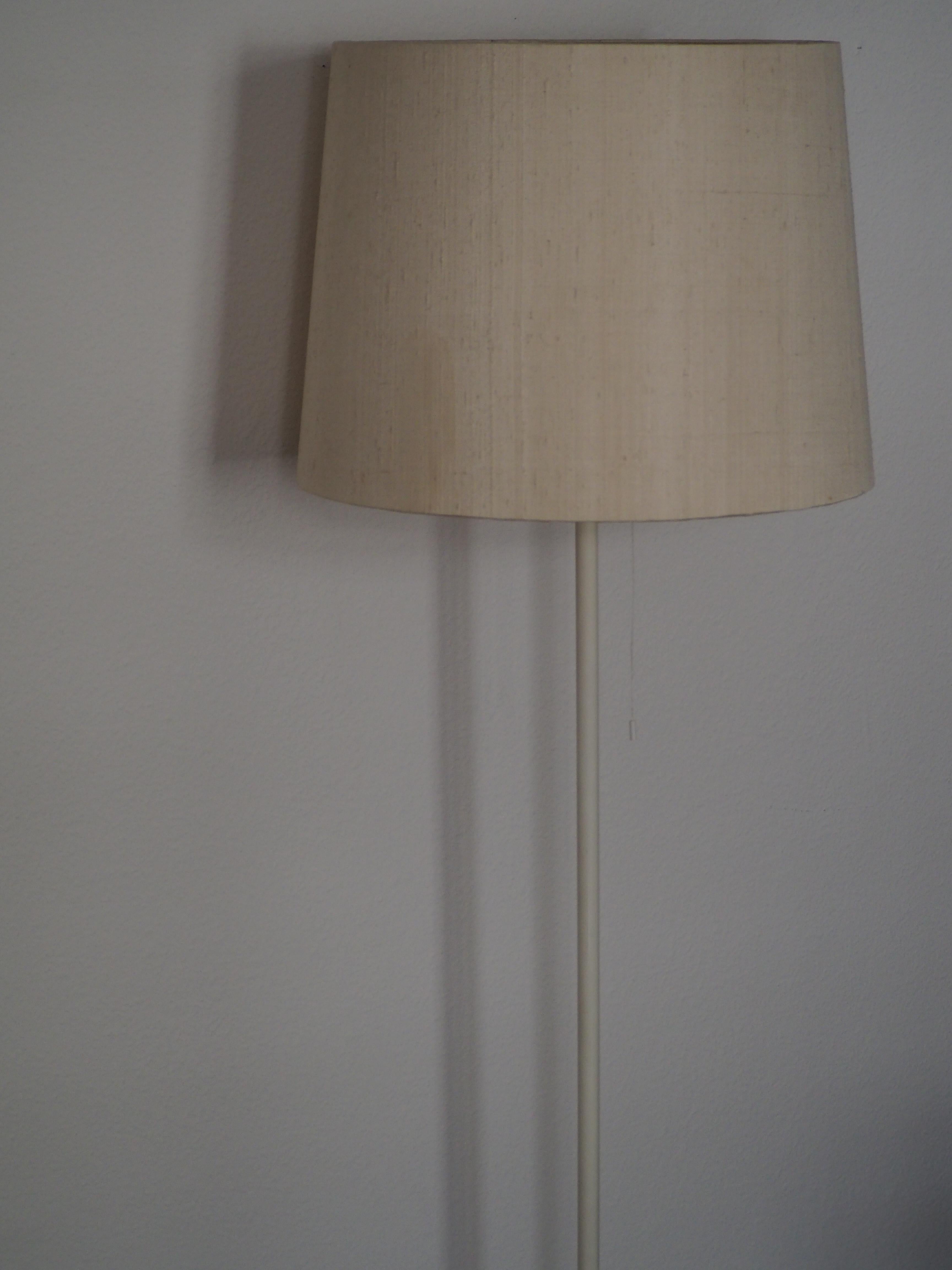 A Mid-Century Modern floor lamp by Erco Leuchten, Germany, circa 1960s.
Lamp socket: 1 x e27 socket (Edison) for standard screw bulbs.
Made of white patinated metal and rose lamp shade.