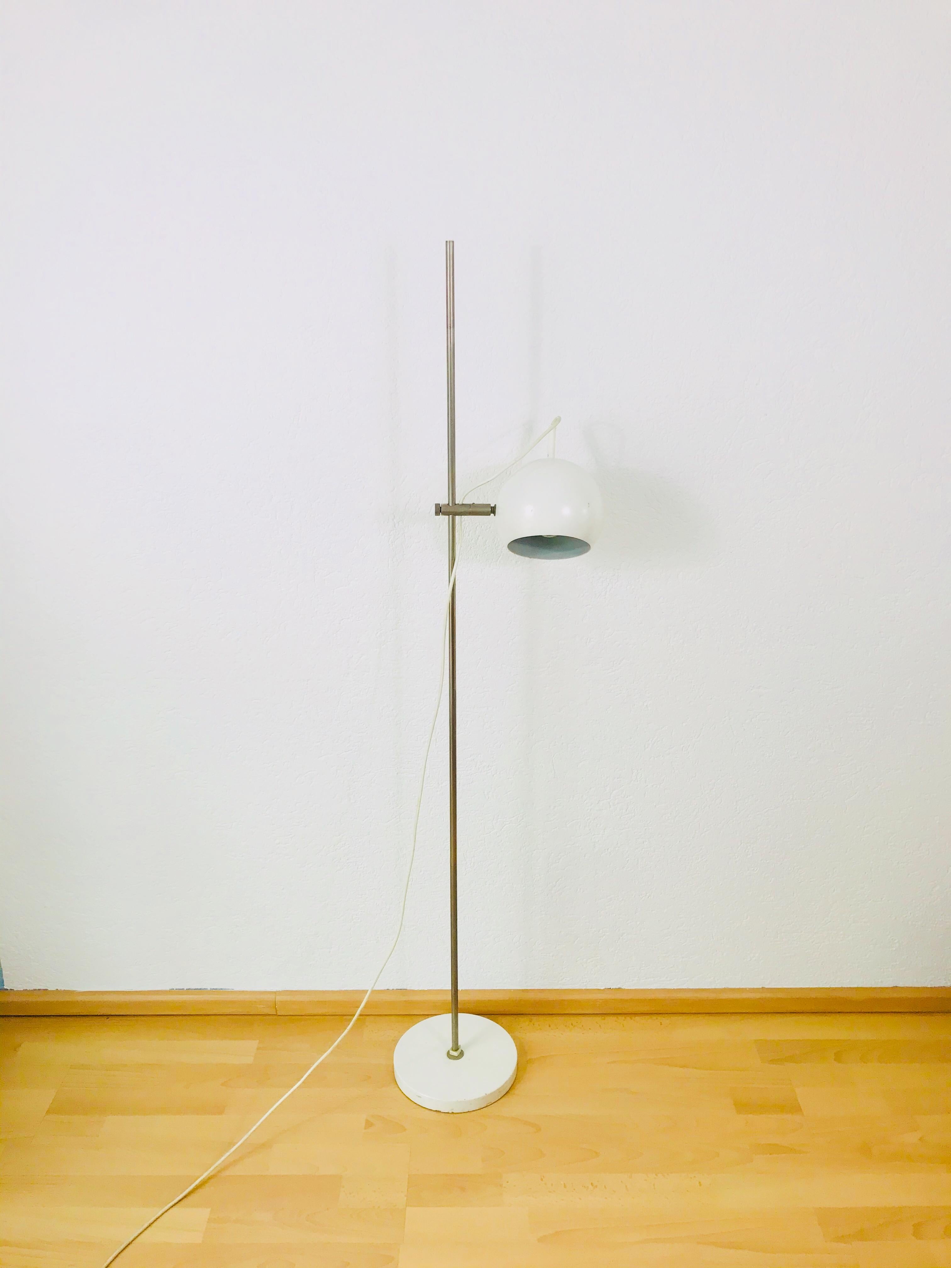 Italian floor lamp in the style of the designer Joe Colombo.


The light requires one E27 light bulb.