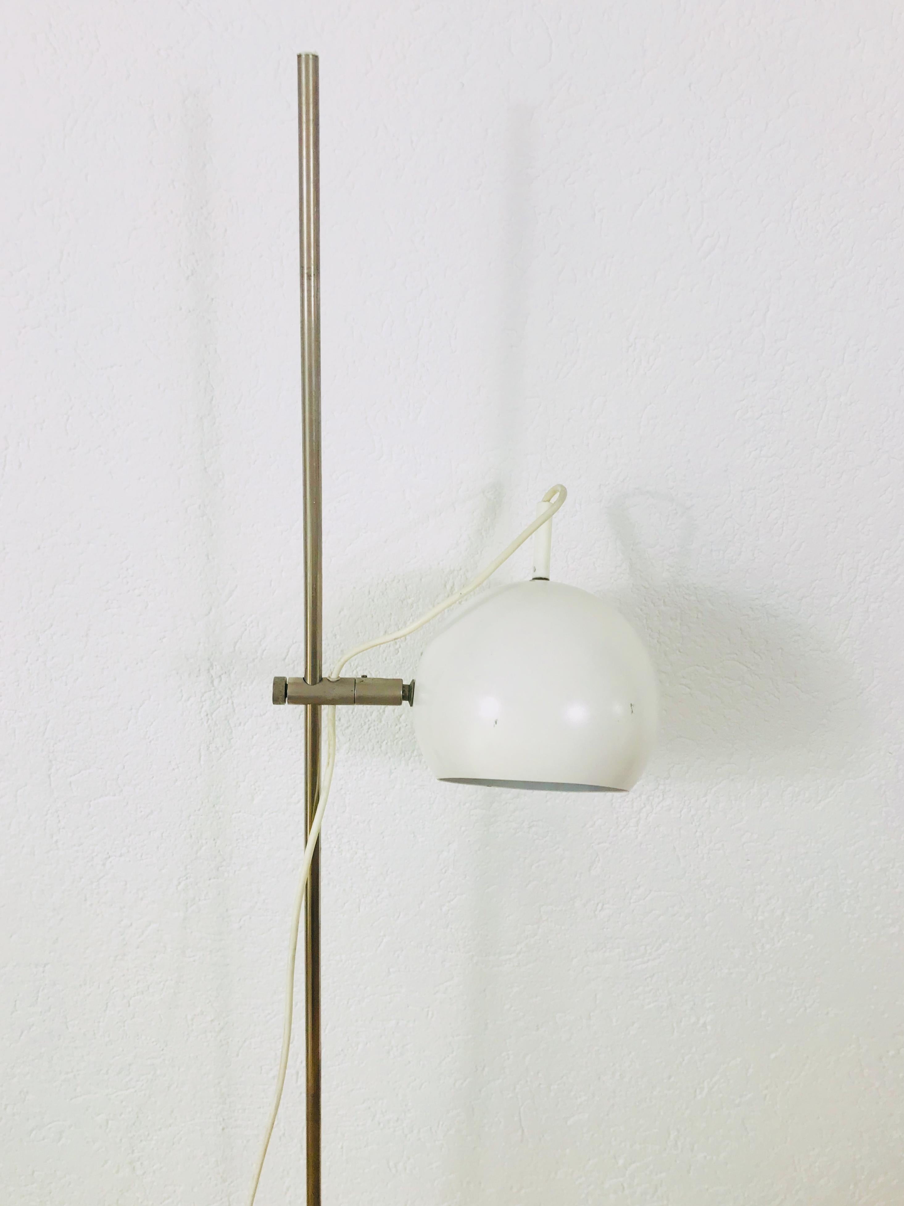 Weiße Stehlampe aus der Jahrhundertmitte im Stil von Joe Colombo:: 1960er Jahre (Moderne der Mitte des Jahrhunderts) im Angebot
