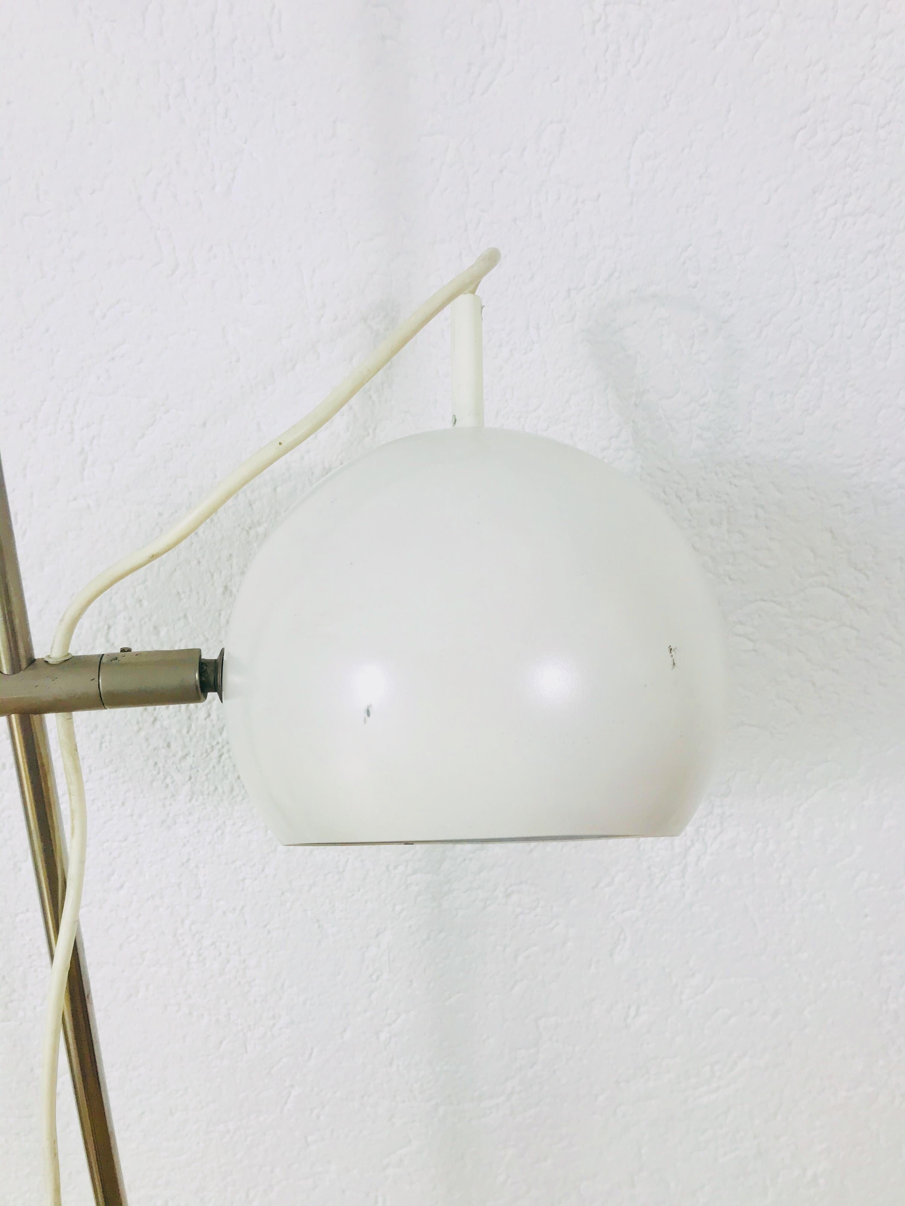 Midcentury White Floor Lamp in the Style of Joe Colombo, 1960s In Good Condition For Sale In Hagenbach, DE